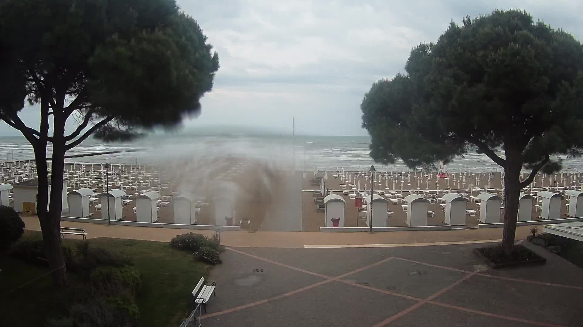 Gradež Vhod na Plažo: Pogled v Živo na Obalo