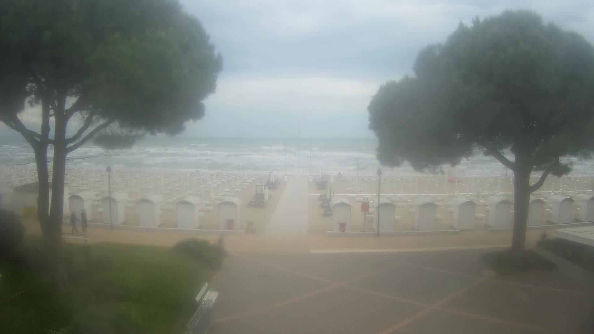 Gradež Vhod na Plažo: Pogled v Živo na Obalo