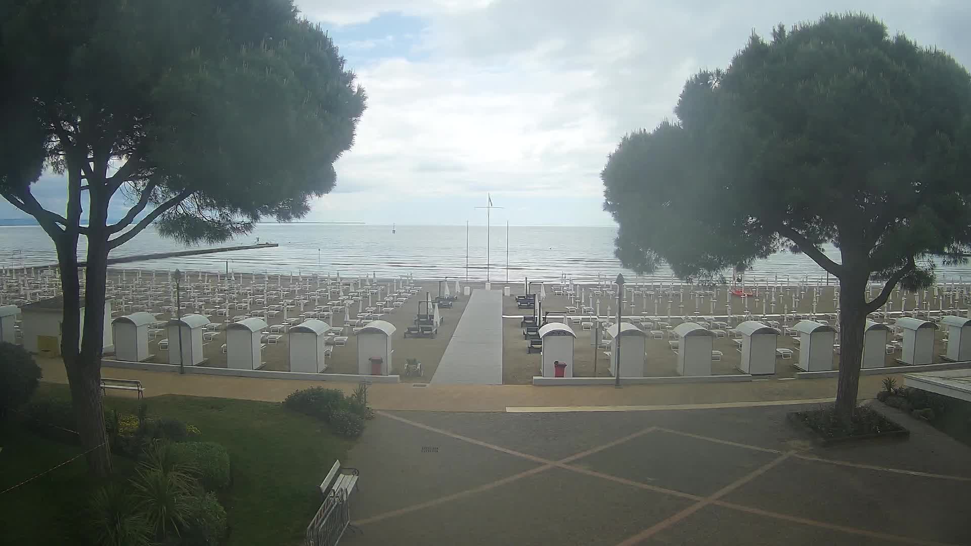 Gradež Vhod na Plažo: Pogled v Živo na Obalo