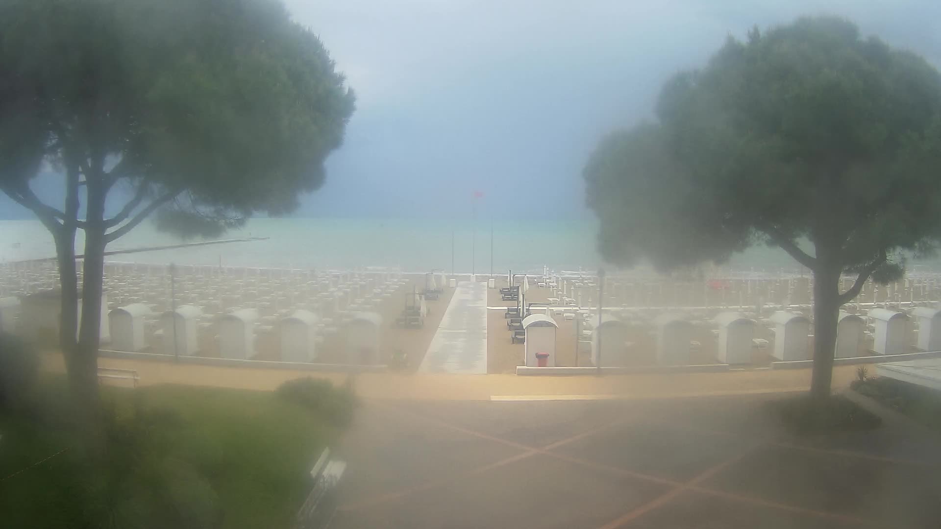 Gradež Vhod na Plažo: Pogled v Živo na Obalo