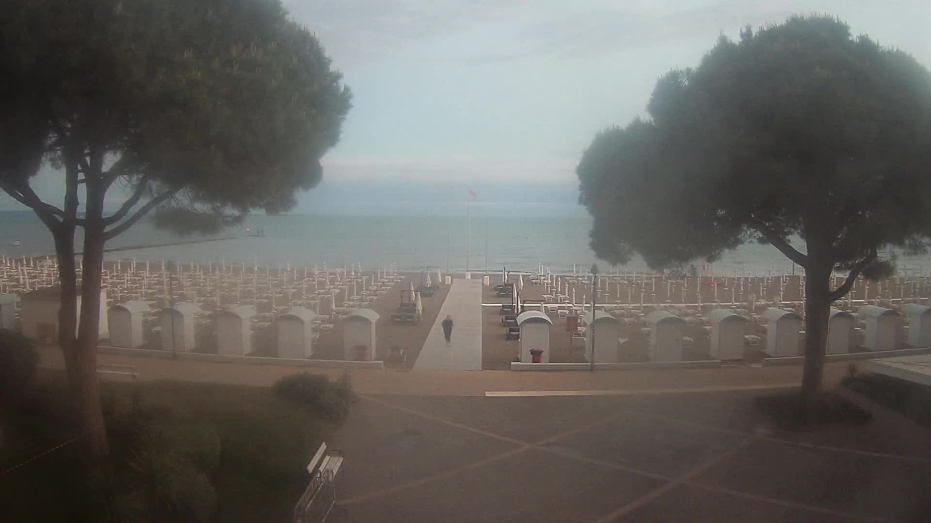 Gradež Vhod na Plažo: Pogled v Živo na Obalo