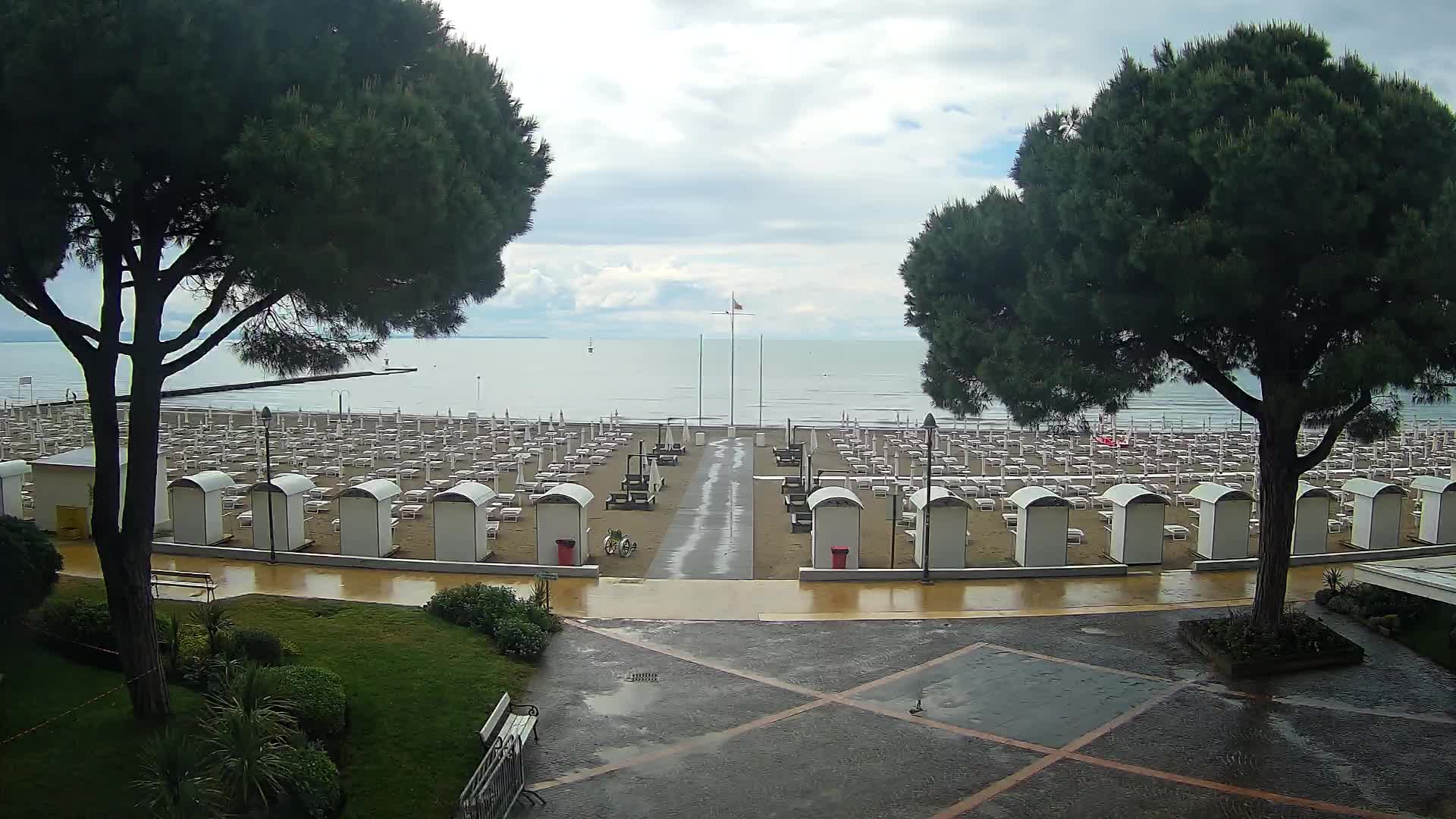 Gradež Vhod na Plažo: Pogled v Živo na Obalo