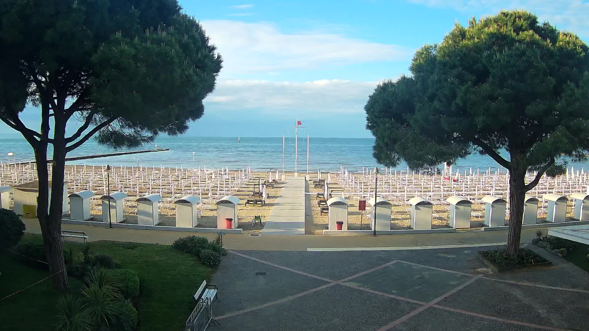 Gradež Vhod na Plažo: Pogled v Živo na Obalo