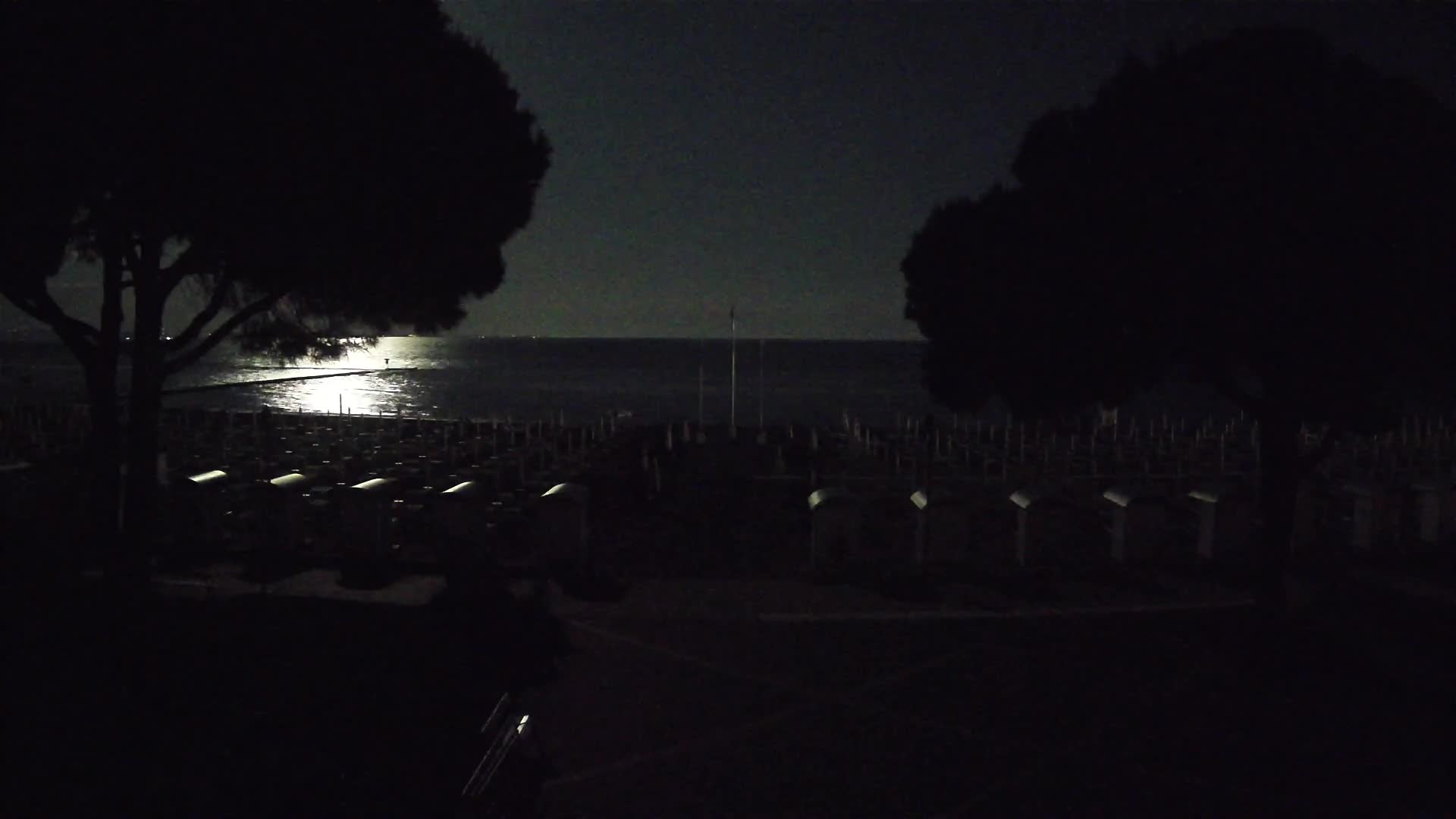 Gradež Vhod na Plažo: Pogled v Živo na Obalo