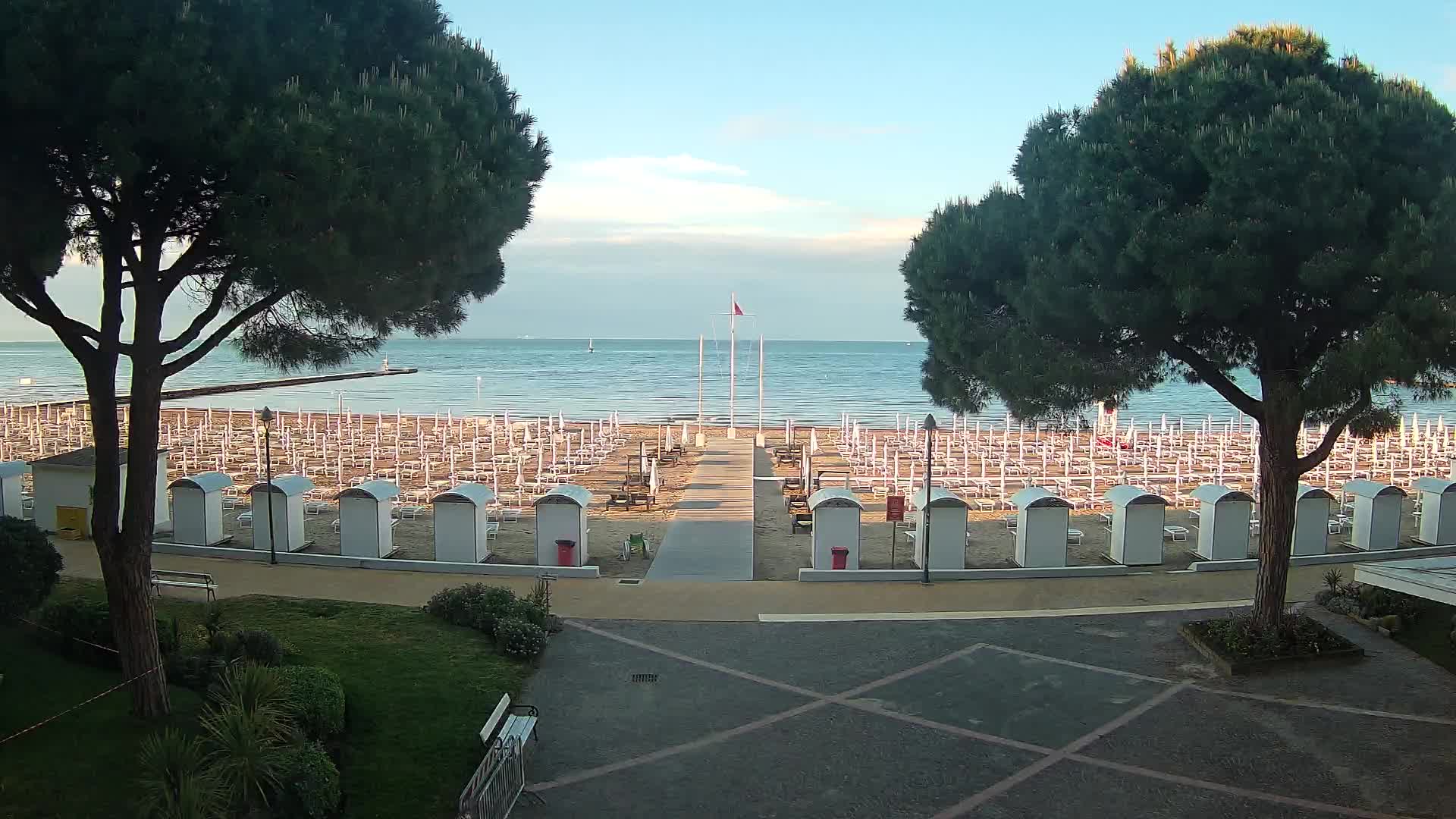 Gradež Vhod na Plažo: Pogled v Živo na Obalo