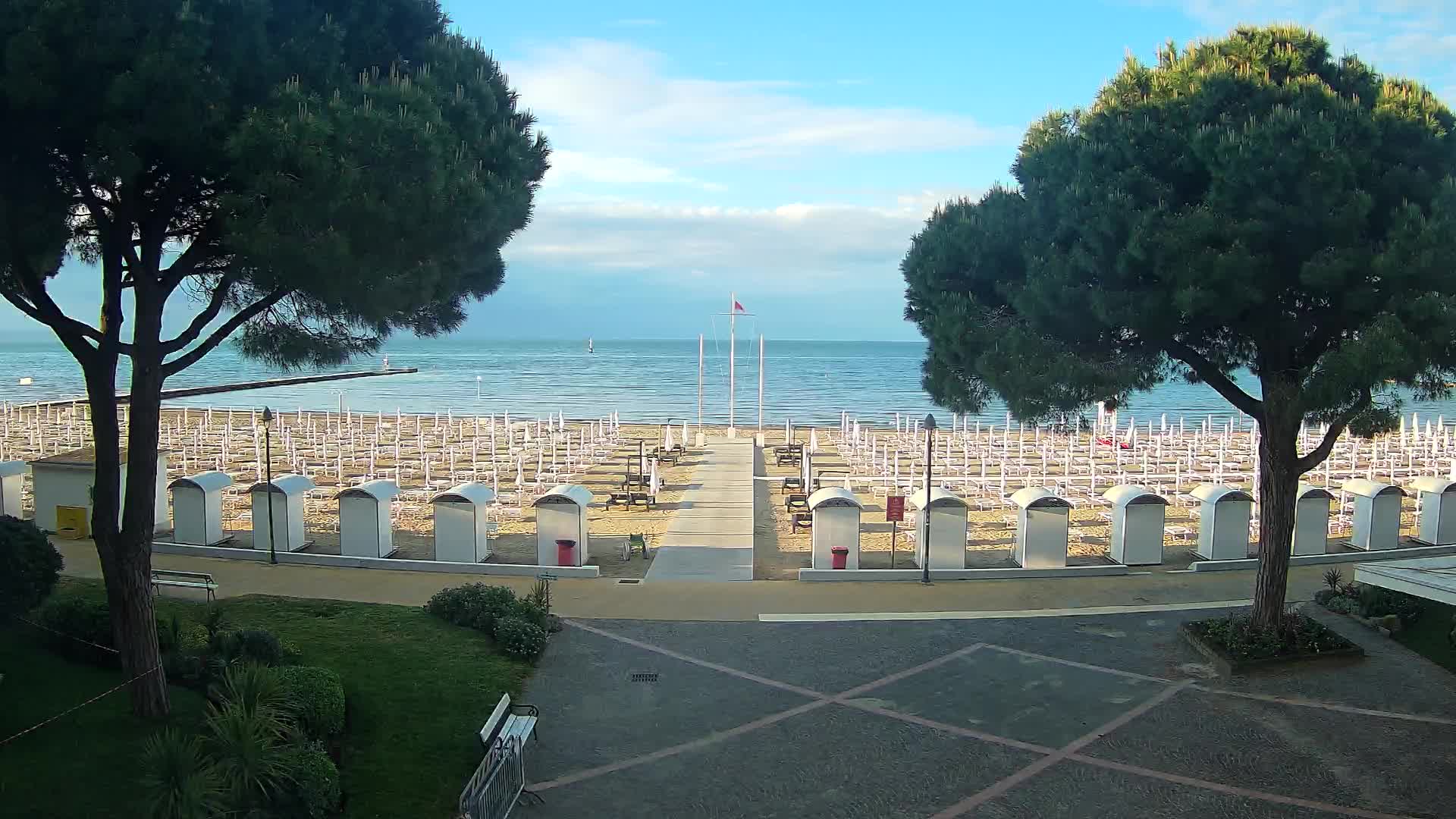 Gradež Vhod na Plažo: Pogled v Živo na Obalo