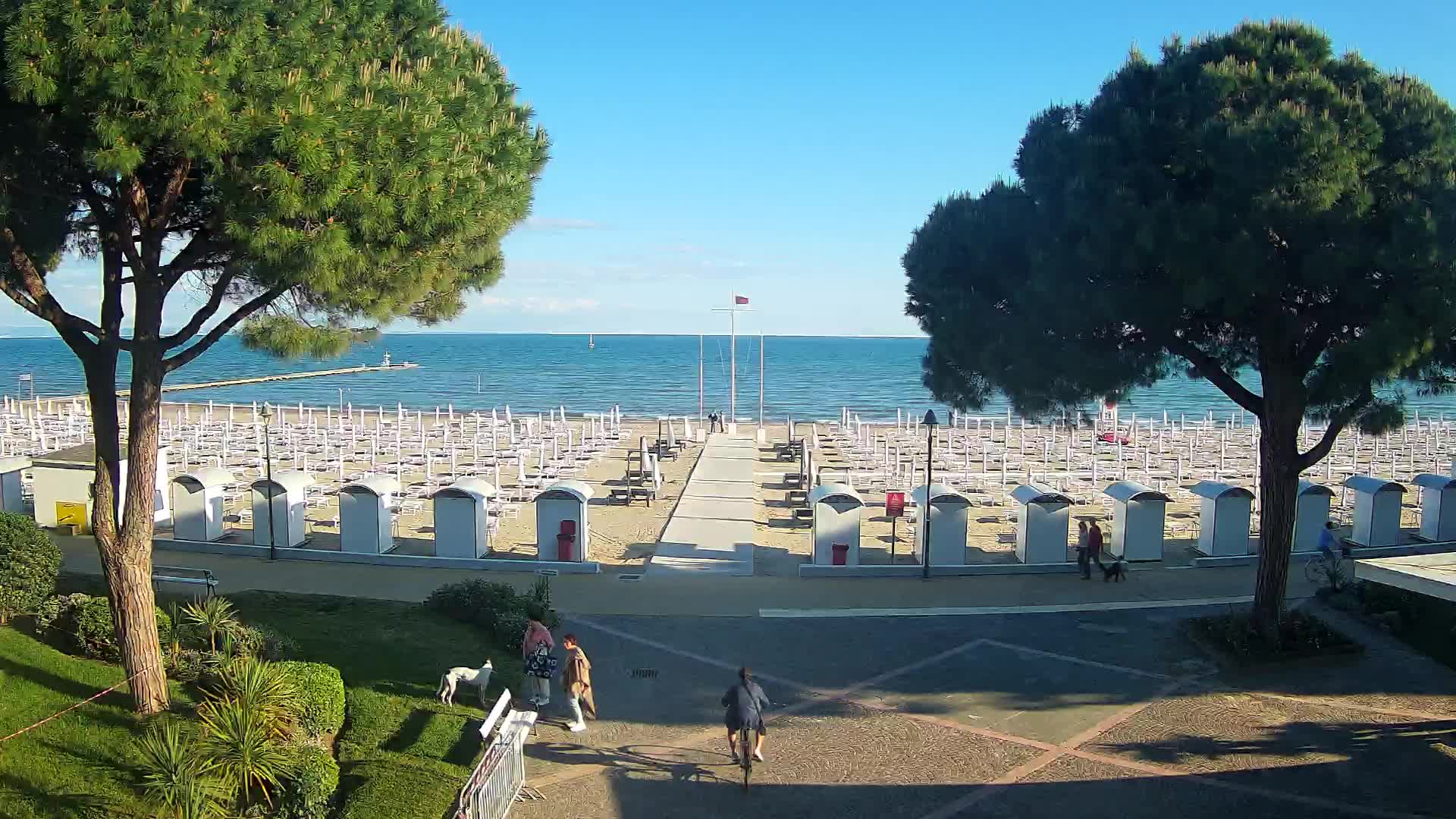 Gradež Vhod na Plažo: Pogled v Živo na Obalo
