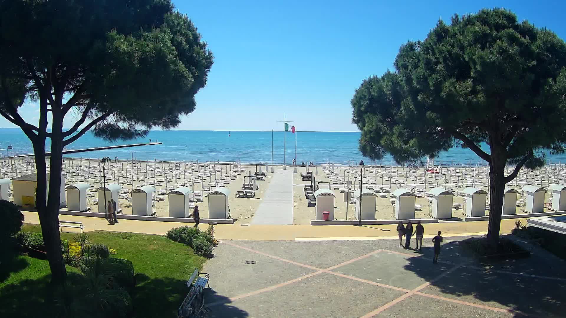 Gradež Vhod na Plažo: Pogled v Živo na Obalo