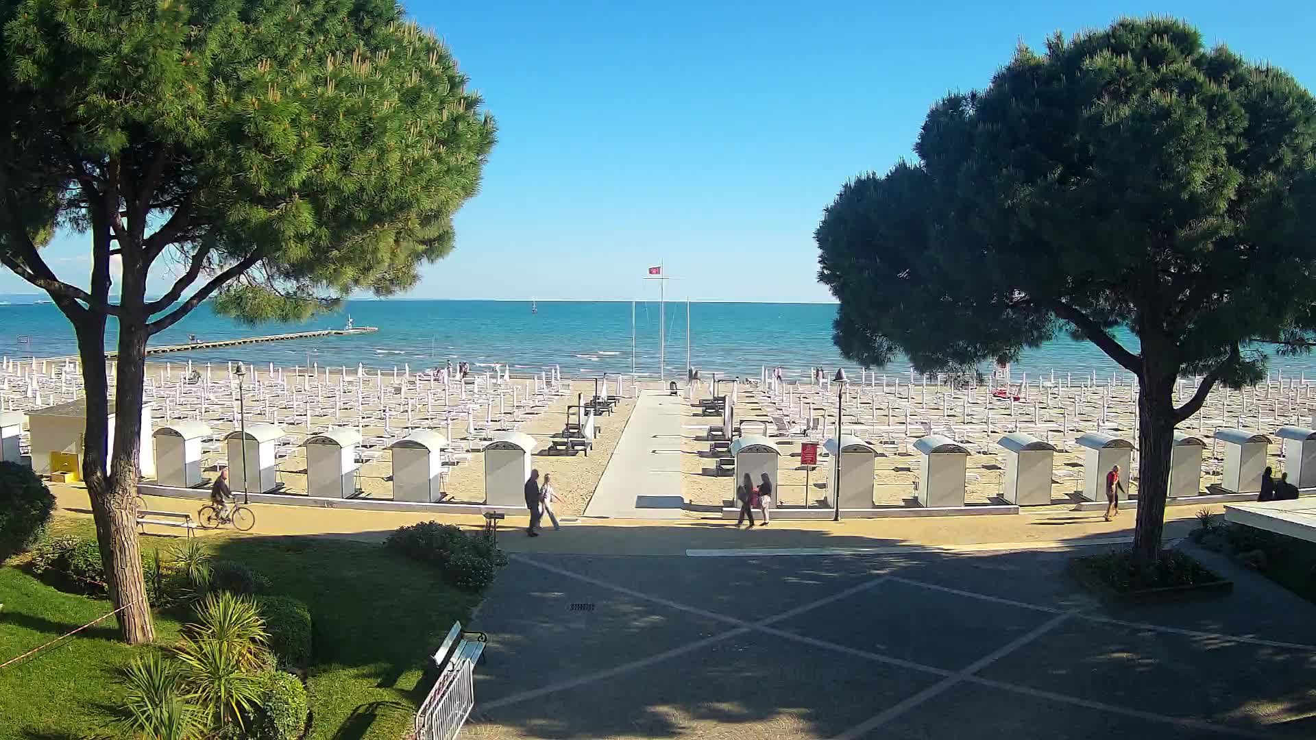 Gradež Vhod na Plažo: Pogled v Živo na Obalo