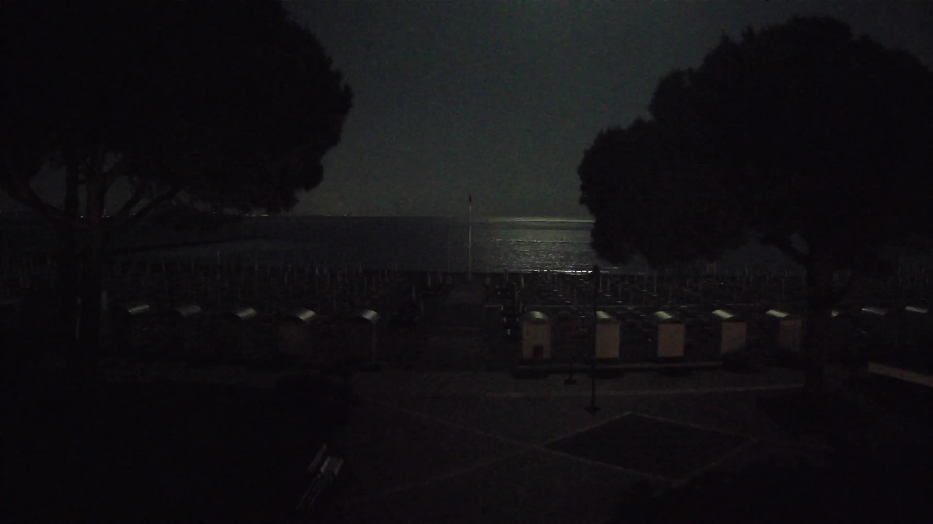 Gradež Vhod na Plažo: Pogled v Živo na Obalo