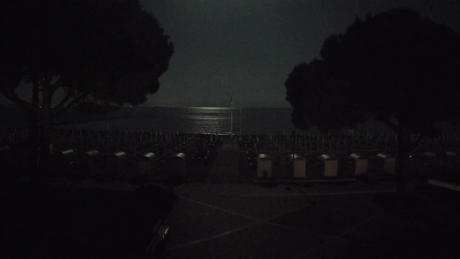 Gradež Vhod na Plažo: Pogled v Živo na Obalo