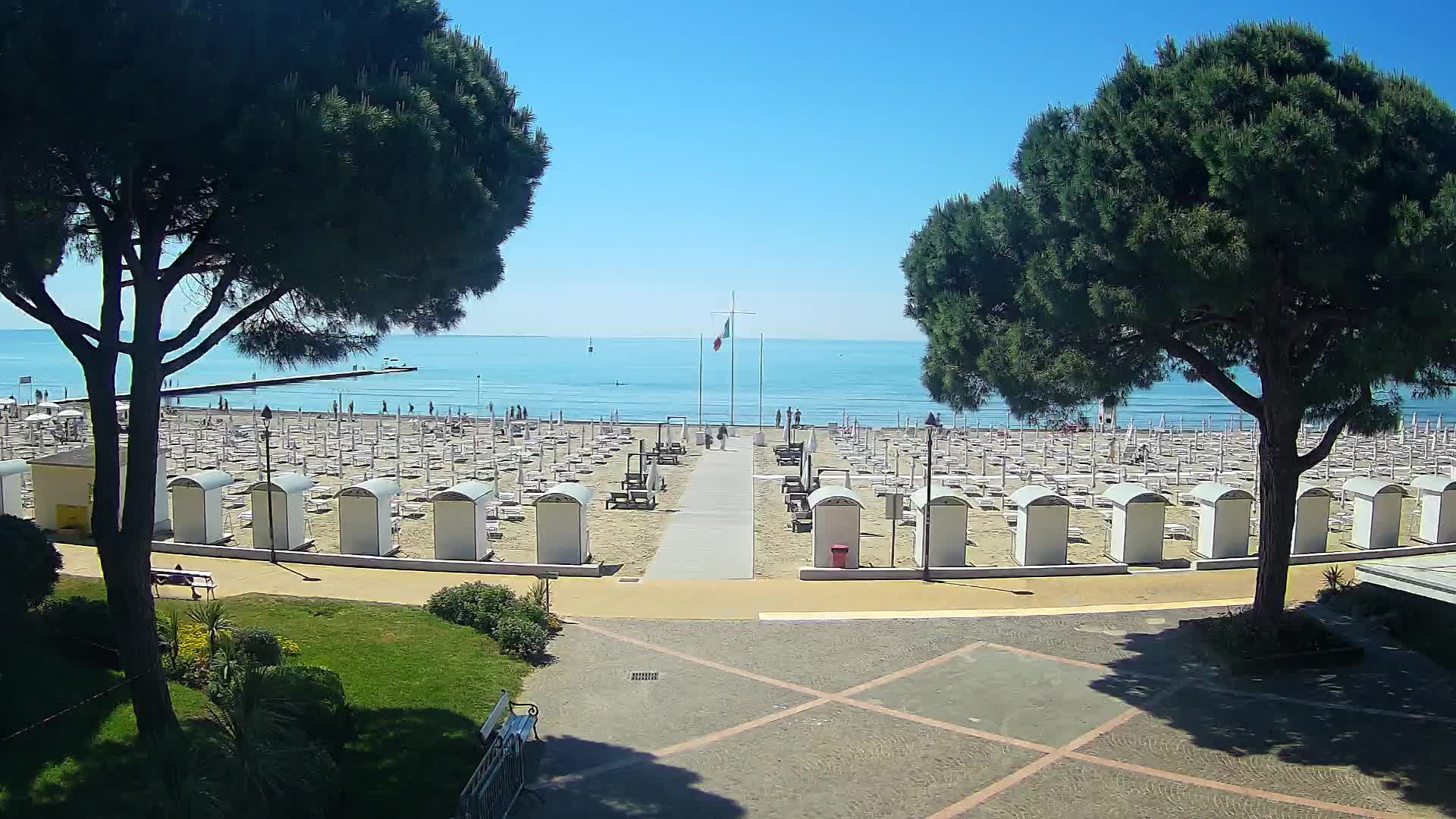 Gradež Vhod na Plažo: Pogled v Živo na Obalo