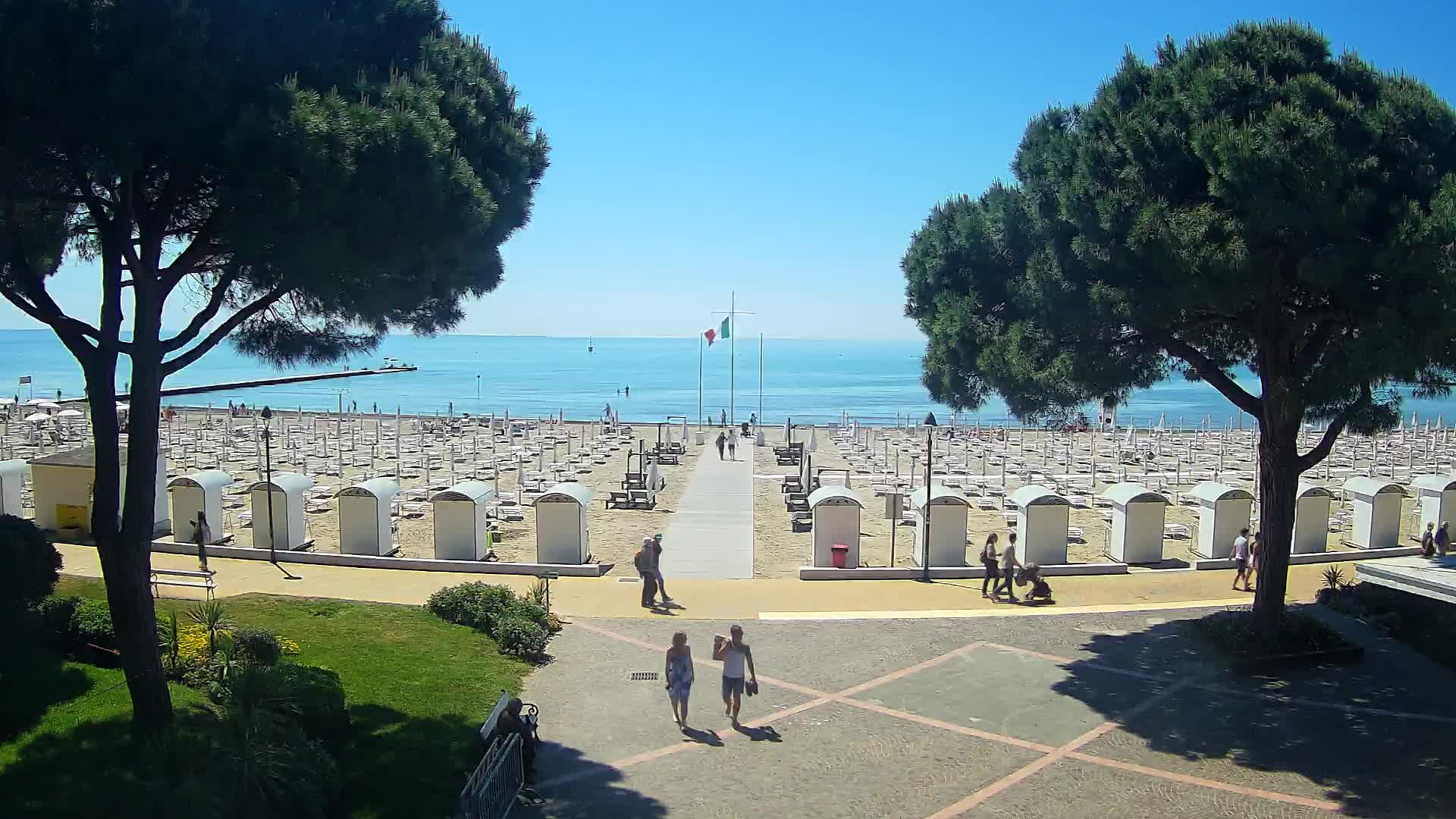 Gradež Vhod na Plažo: Pogled v Živo na Obalo
