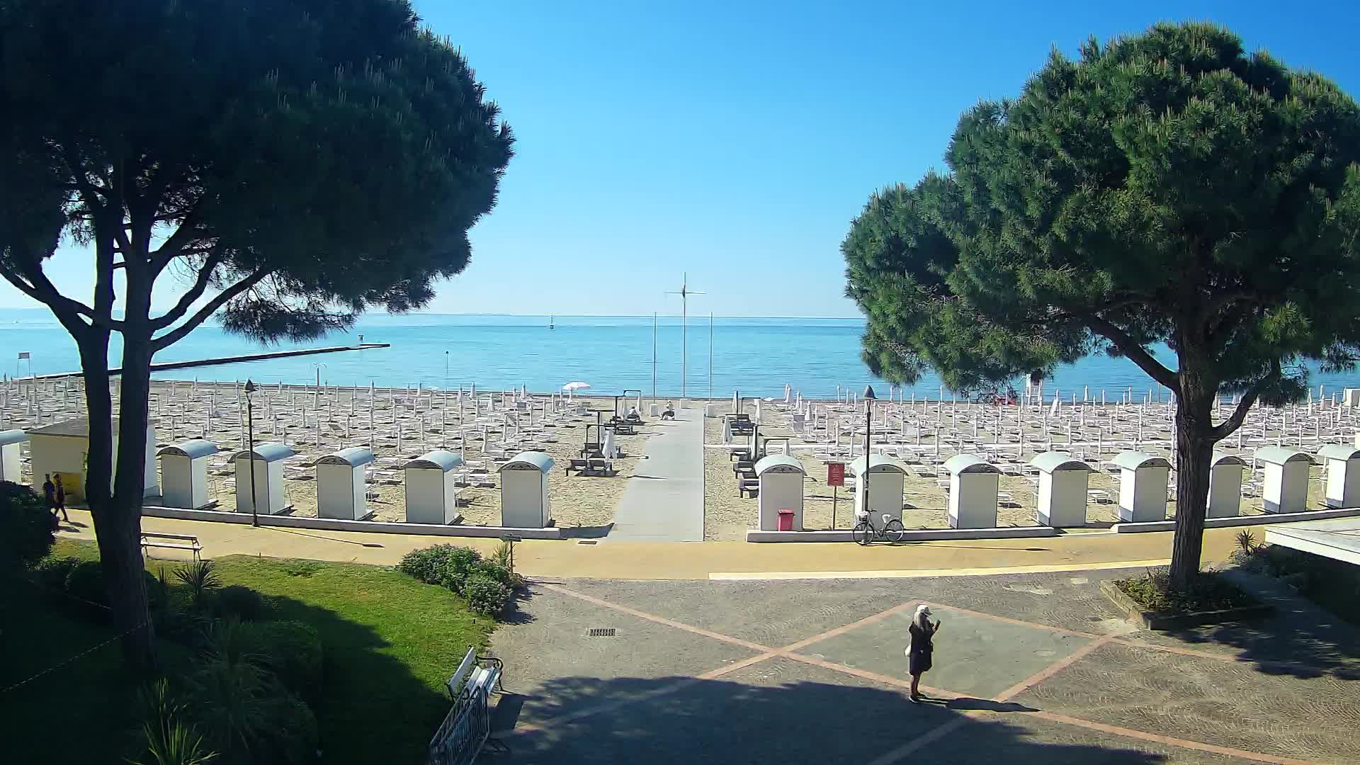 Gradež Vhod na Plažo: Pogled v Živo na Obalo