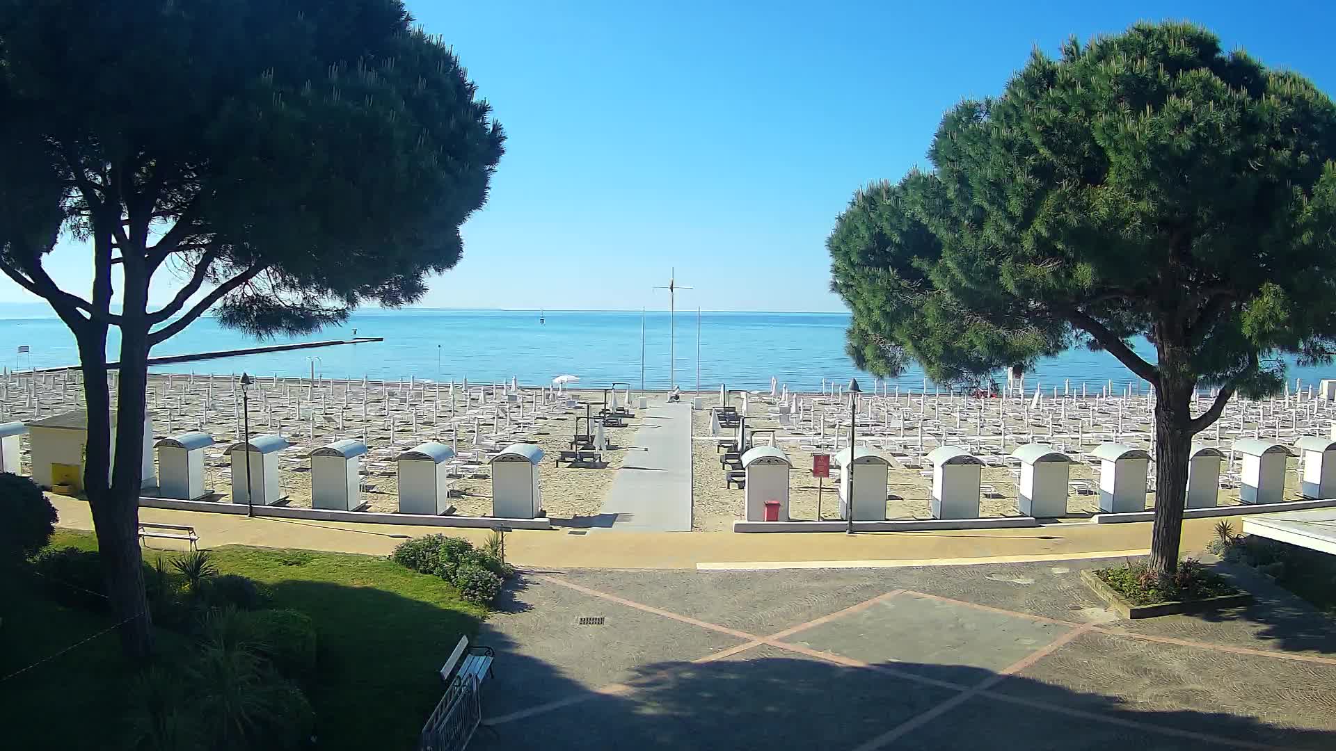 Gradež Vhod na Plažo: Pogled v Živo na Obalo