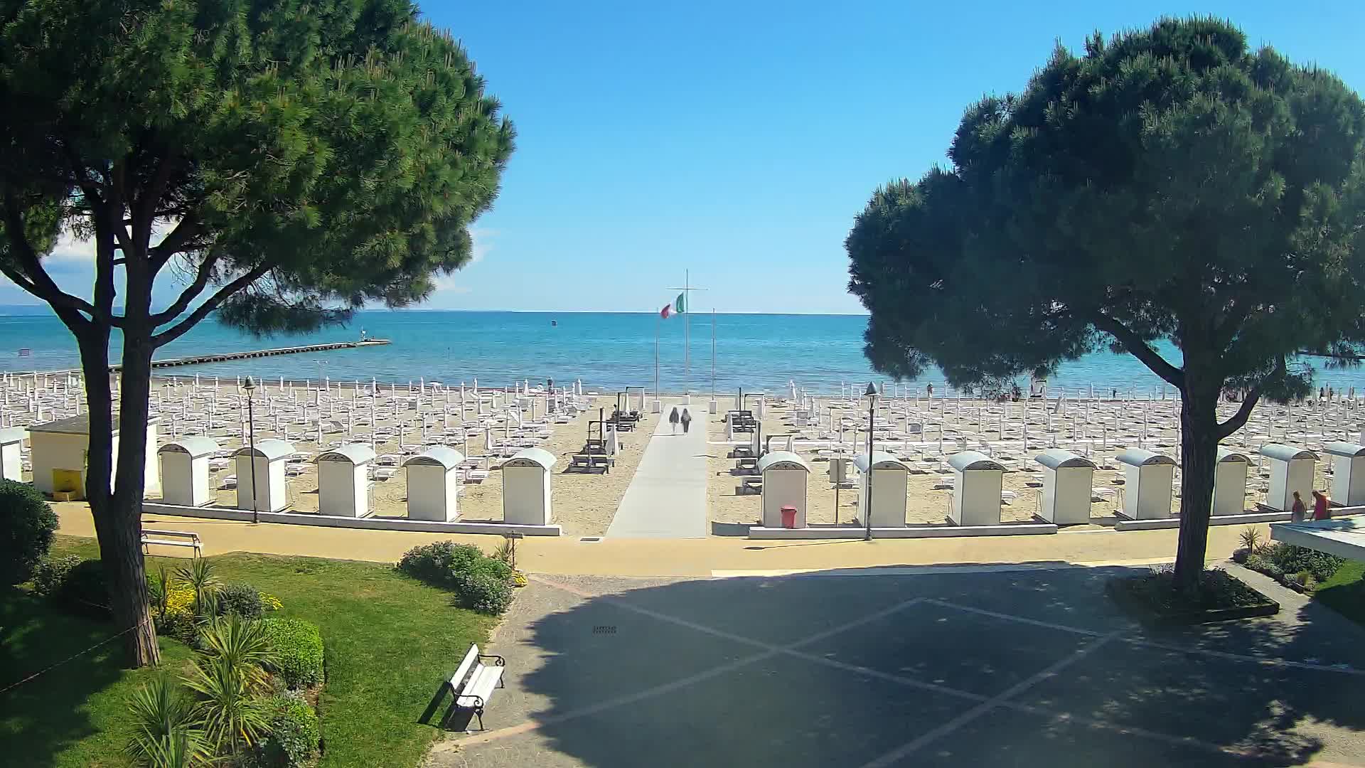 Gradež Vhod na Plažo: Pogled v Živo na Obalo