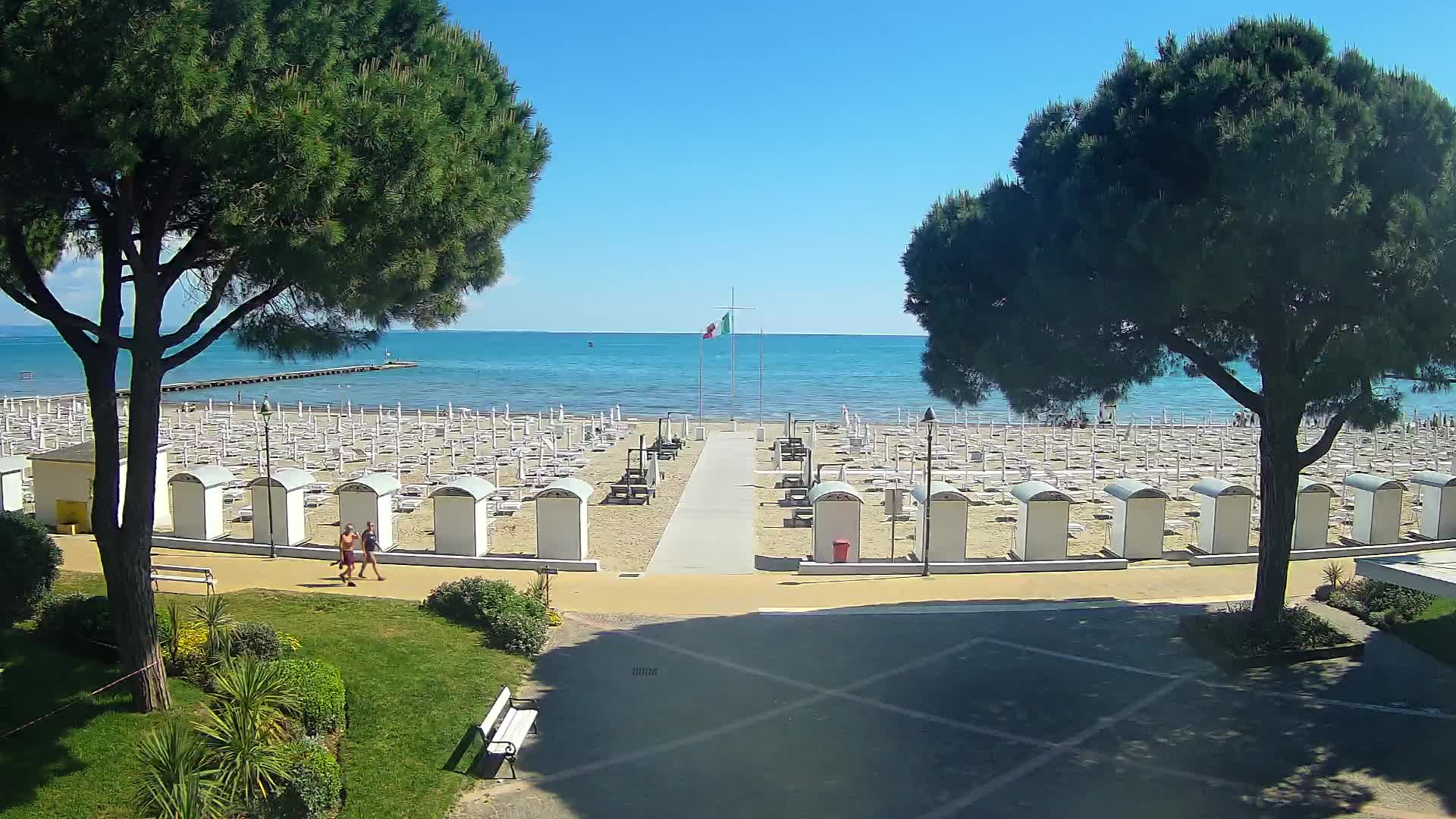 Gradež Vhod na Plažo: Pogled v Živo na Obalo