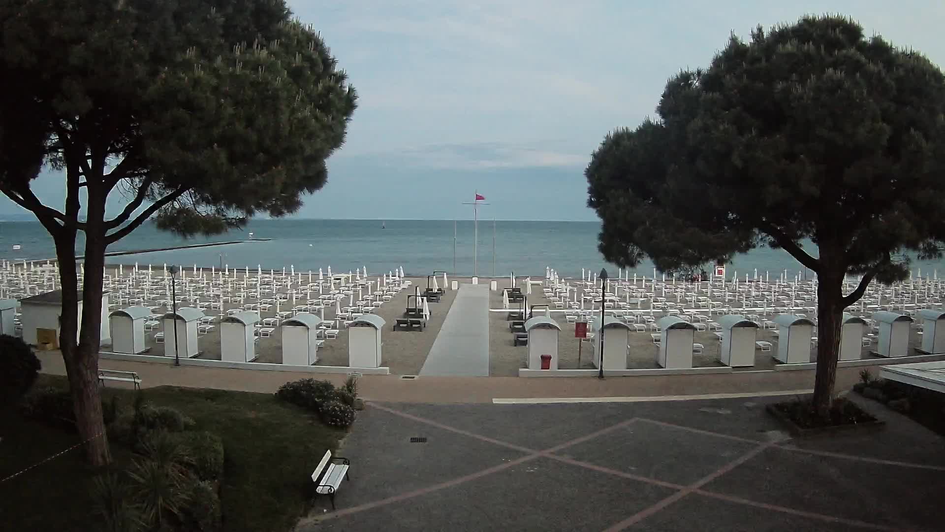 Gradež Vhod na Plažo: Pogled v Živo na Obalo
