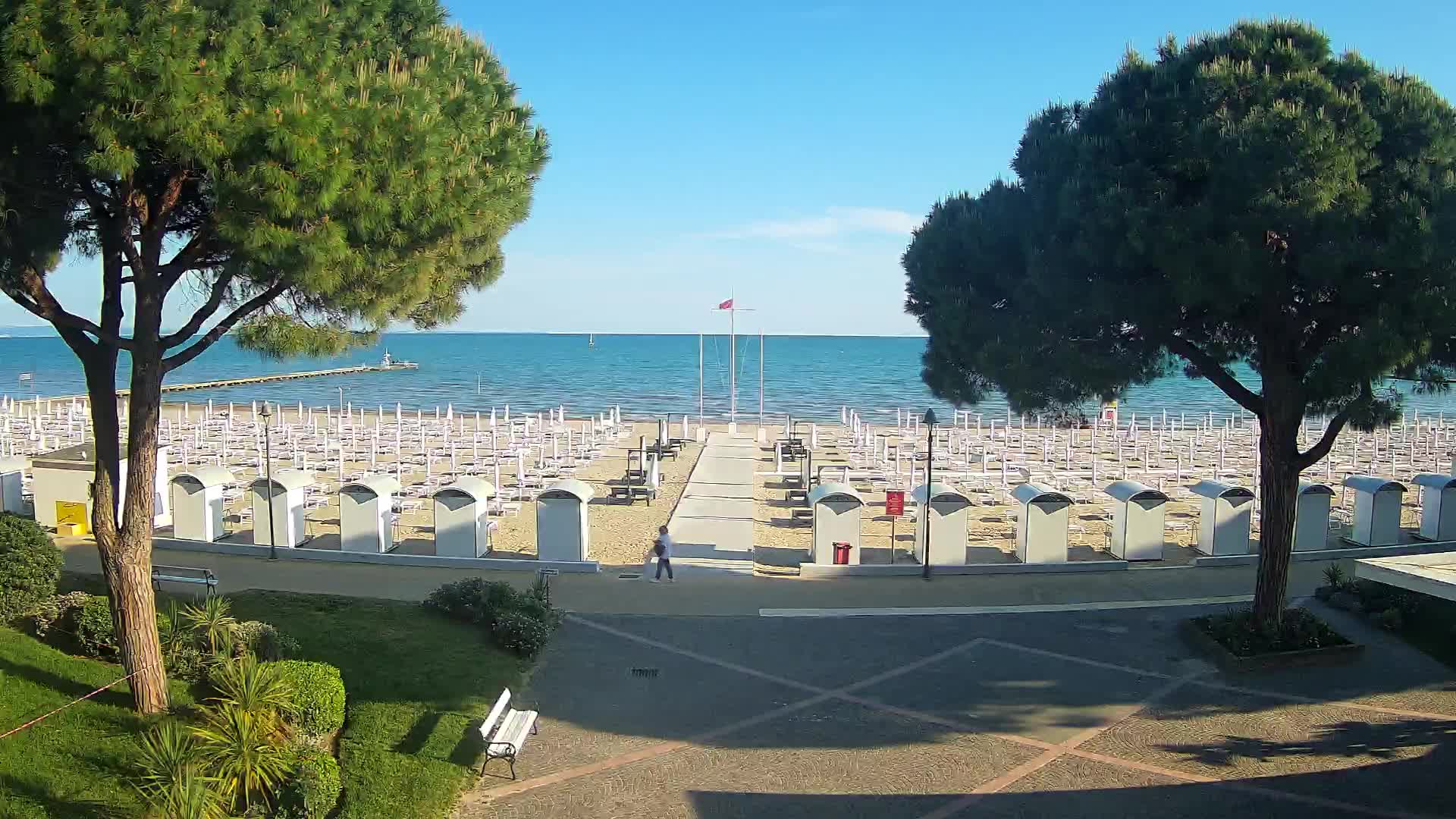 Gradež Vhod na Plažo: Pogled v Živo na Obalo
