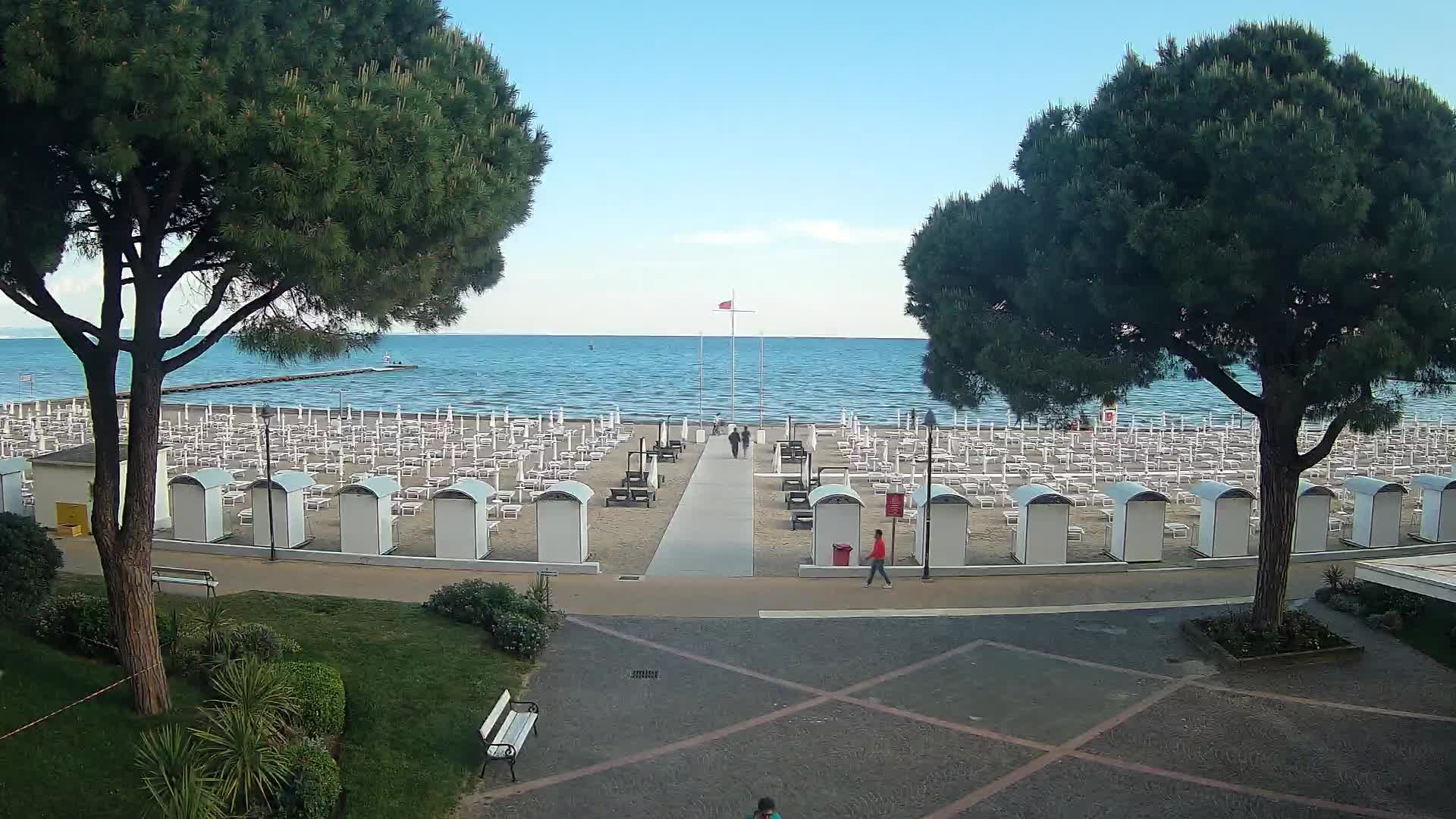 Gradež Vhod na Plažo: Pogled v Živo na Obalo