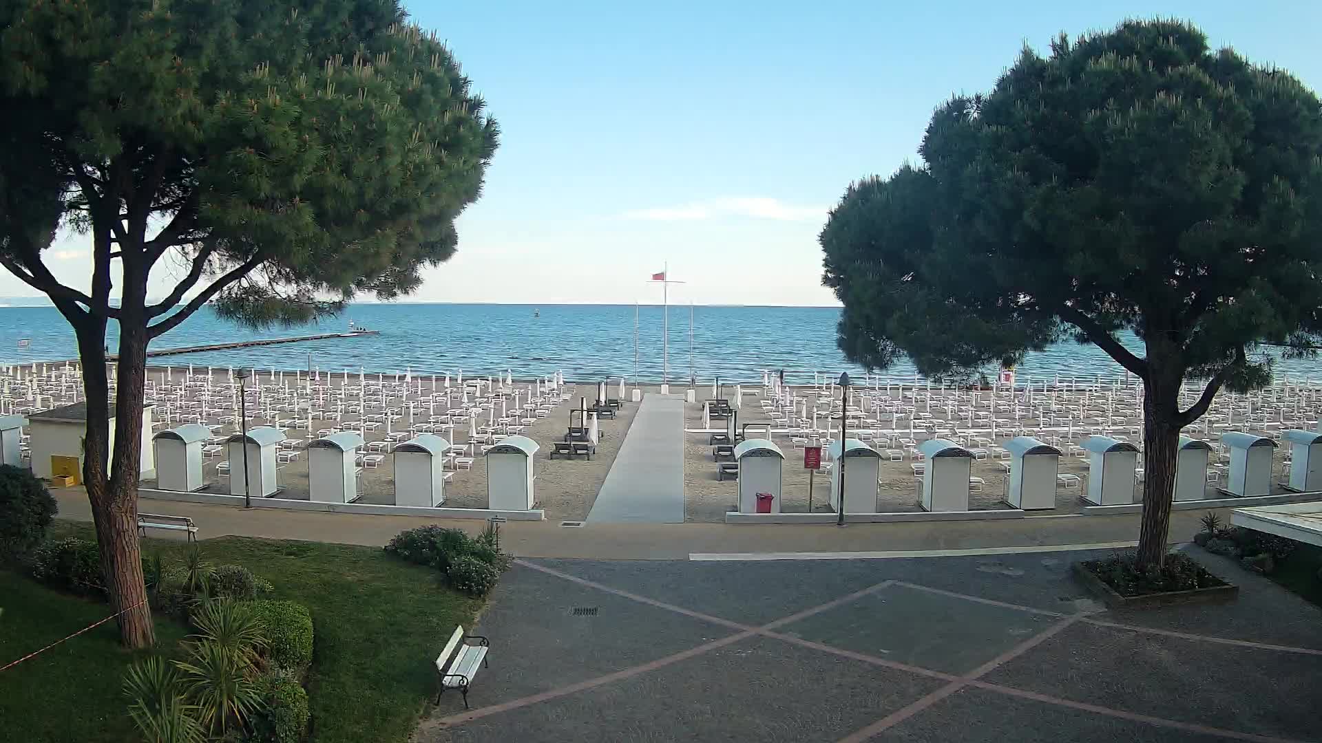 Gradež Vhod na Plažo: Pogled v Živo na Obalo