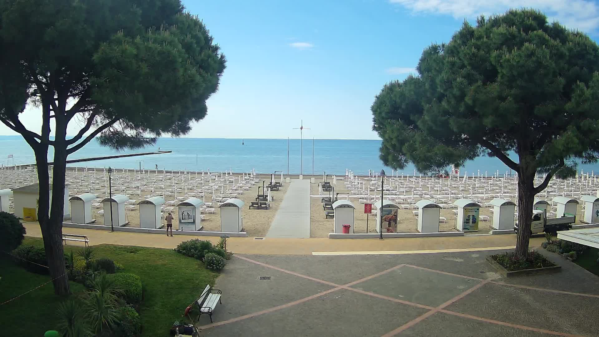 Gradež Vhod na Plažo: Pogled v Živo na Obalo