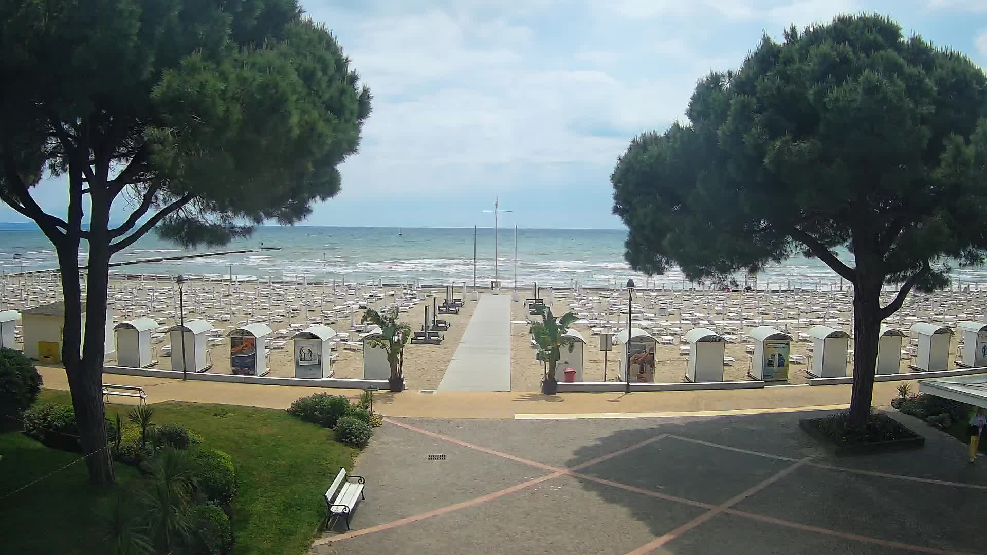 Gradež Vhod na Plažo: Pogled v Živo na Obalo