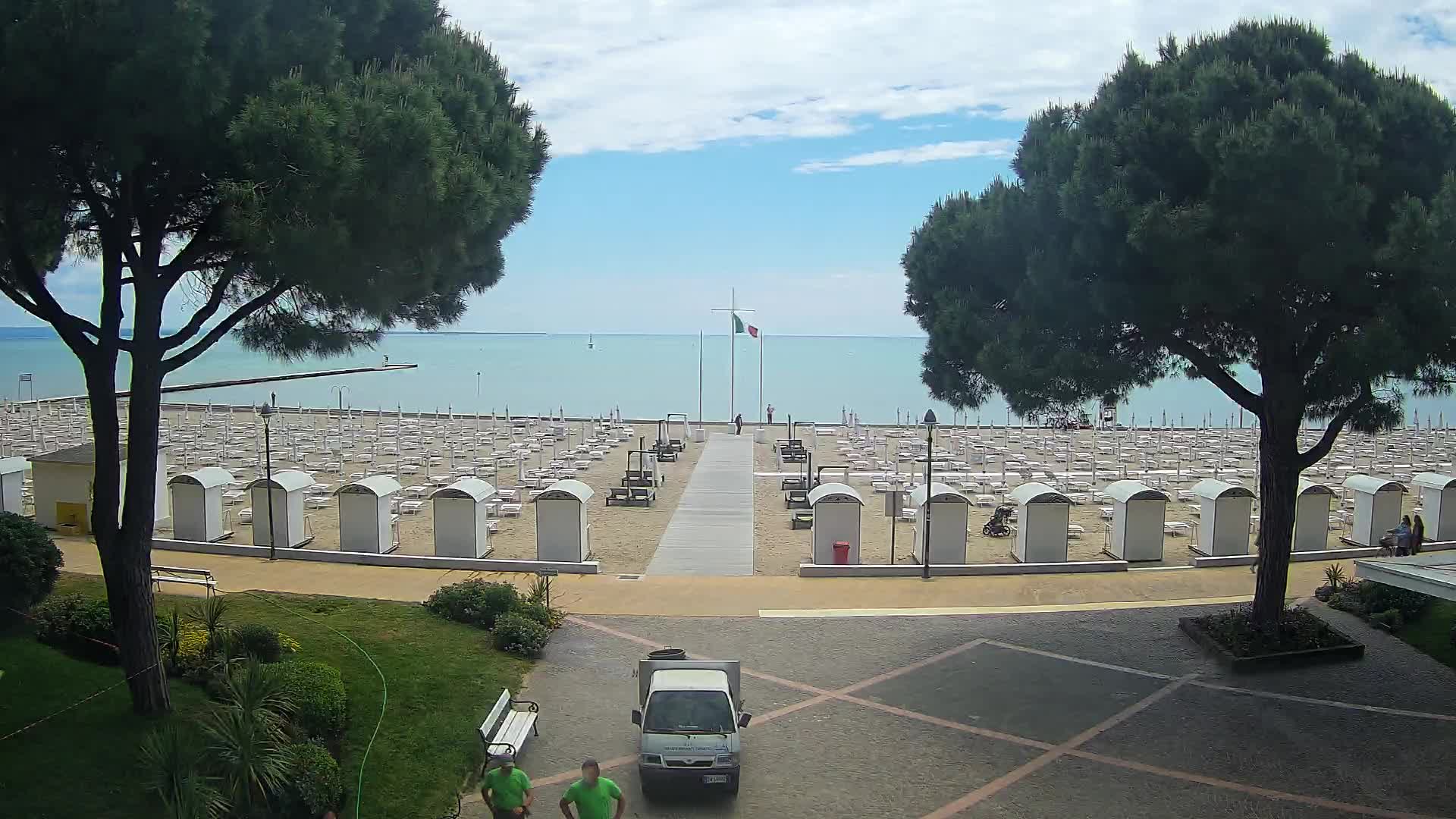 Gradež Vhod na Plažo: Pogled v Živo na Obalo