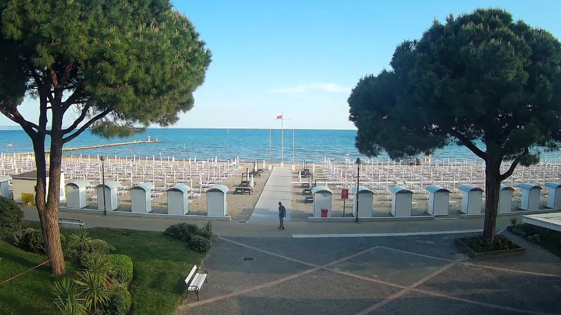 Gradež Vhod na Plažo: Pogled v Živo na Obalo