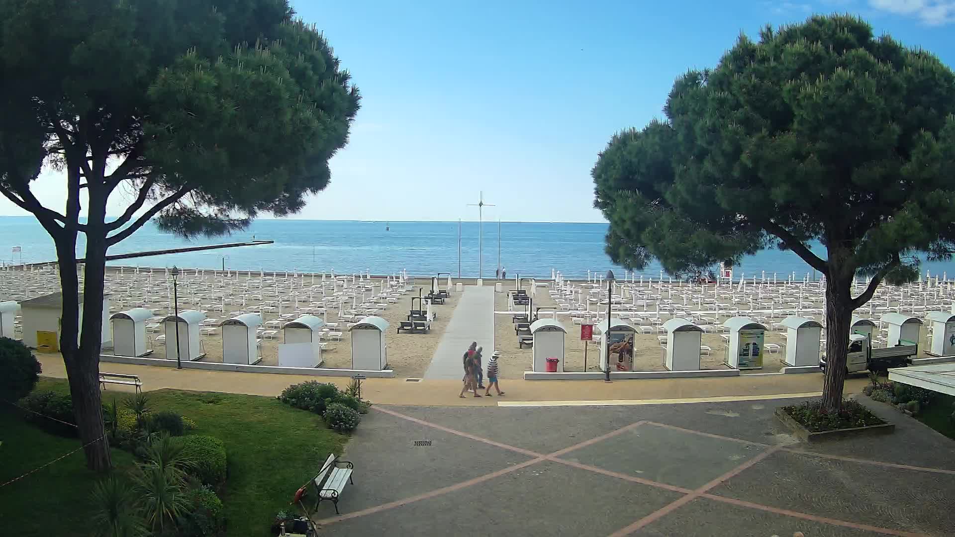 Gradež Vhod na Plažo: Pogled v Živo na Obalo