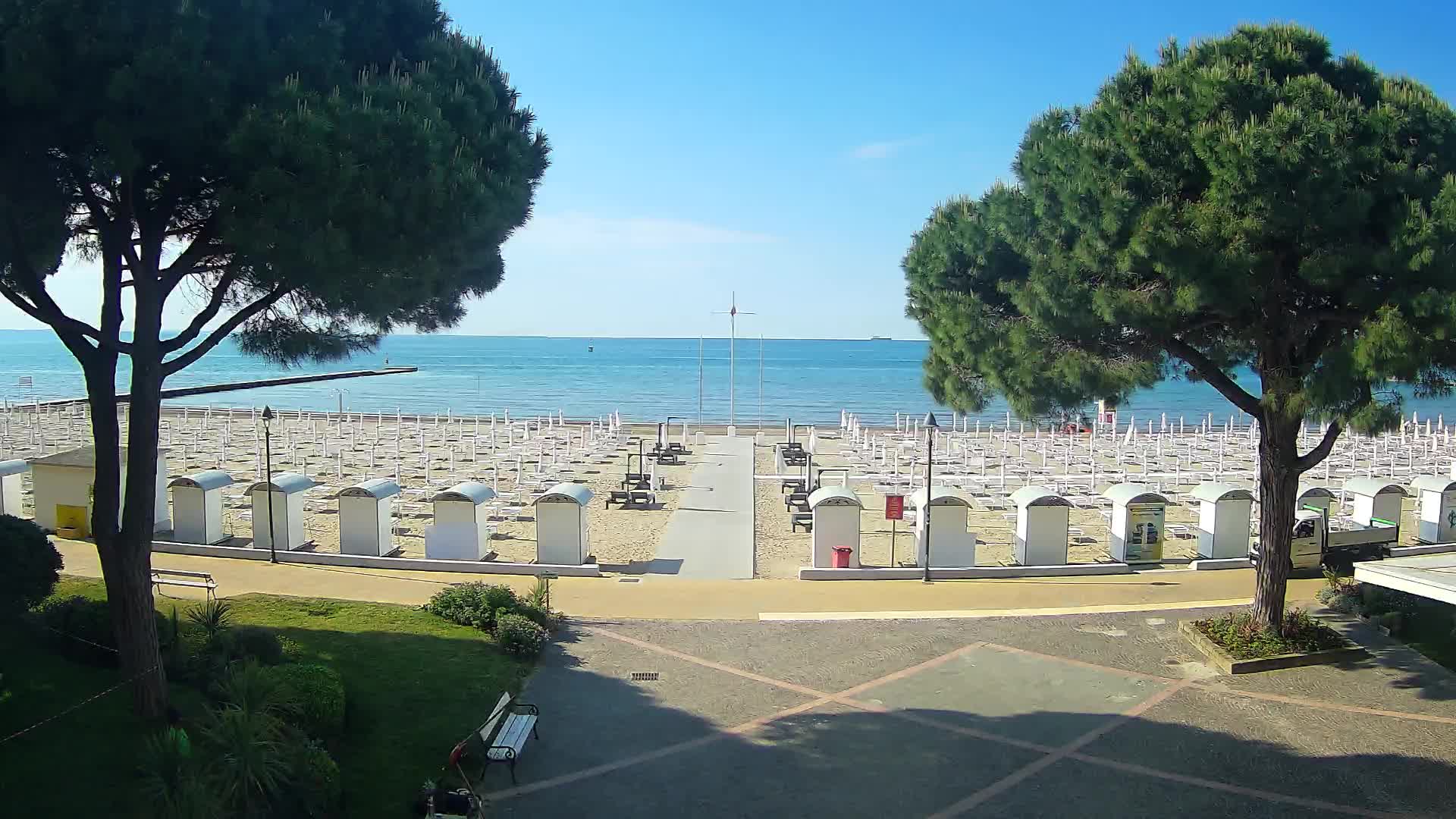 Gradež Vhod na Plažo: Pogled v Živo na Obalo