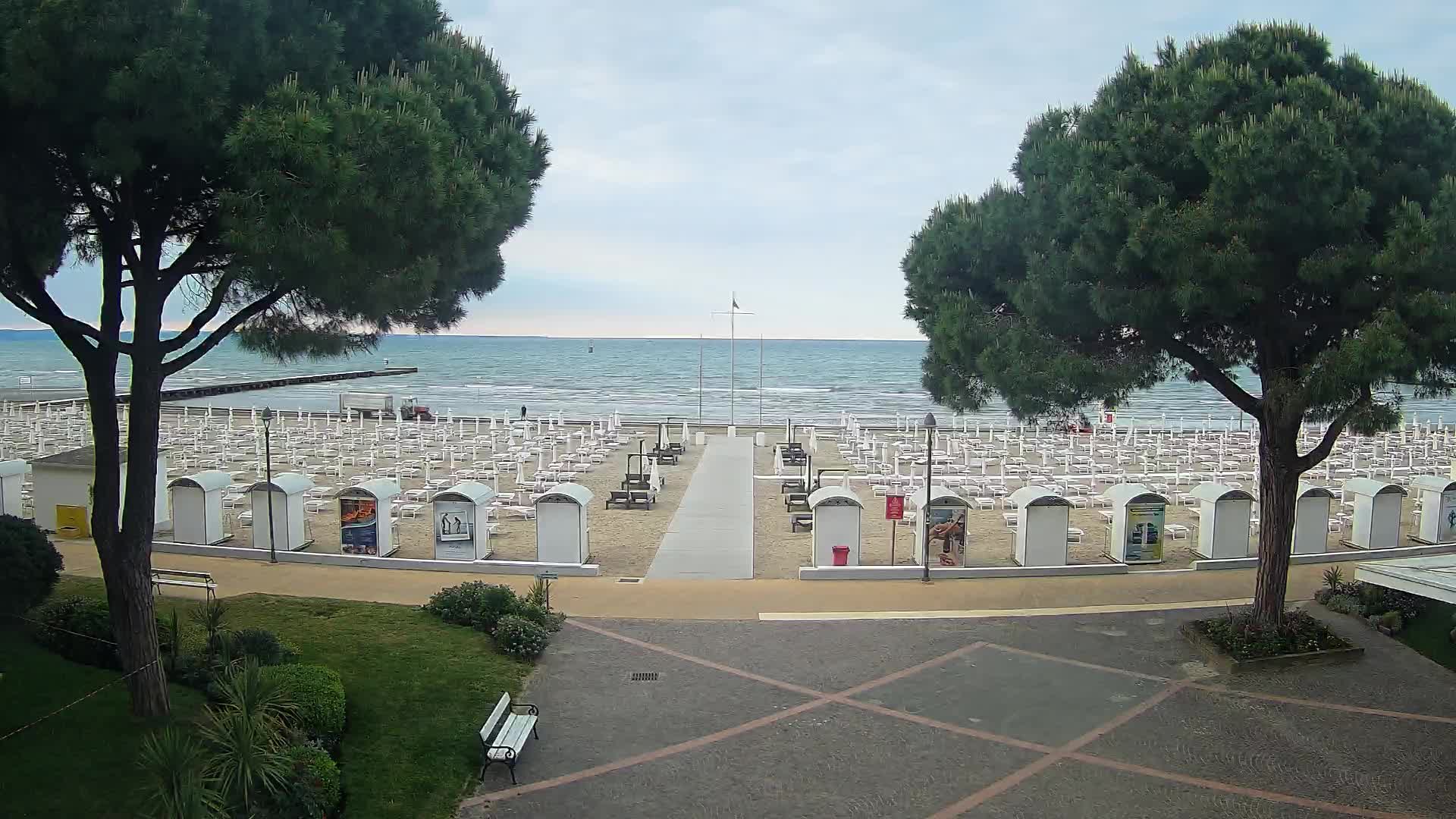Gradež Vhod na Plažo: Pogled v Živo na Obalo