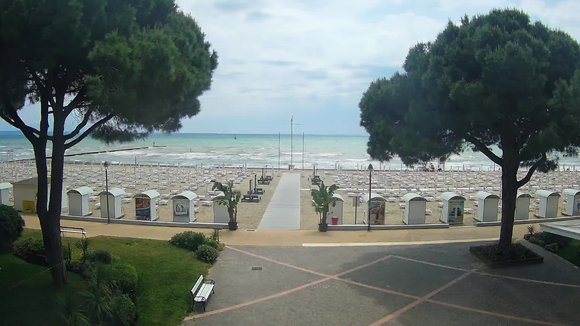 Gradež Vhod na Plažo: Pogled v Živo na Obalo