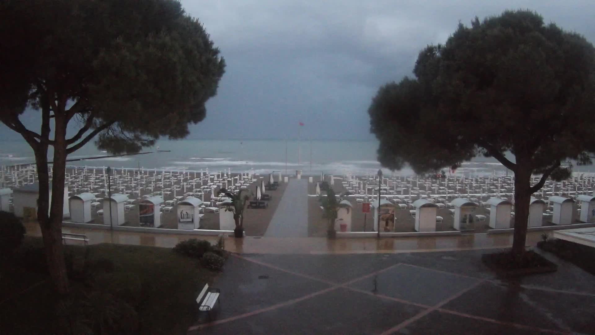 Gradež Vhod na Plažo: Pogled v Živo na Obalo