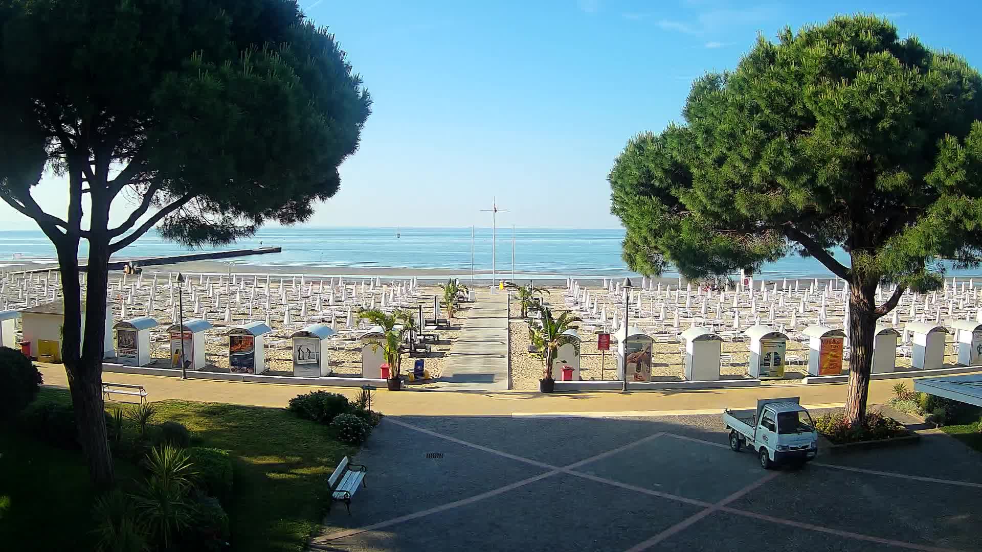 Gradež Vhod na Plažo: Pogled v Živo na Obalo