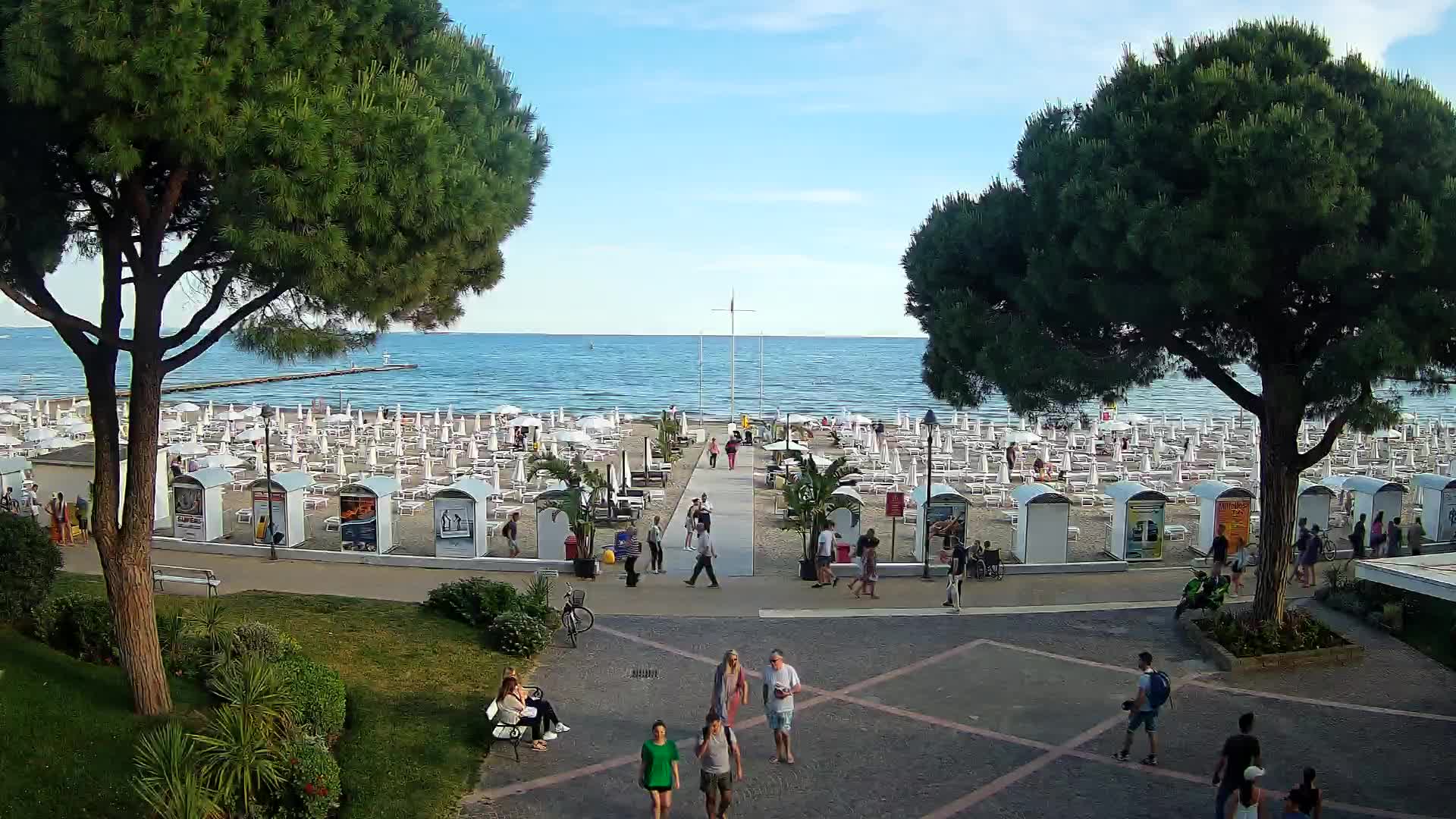 Gradež Vhod na Plažo: Pogled v Živo na Obalo