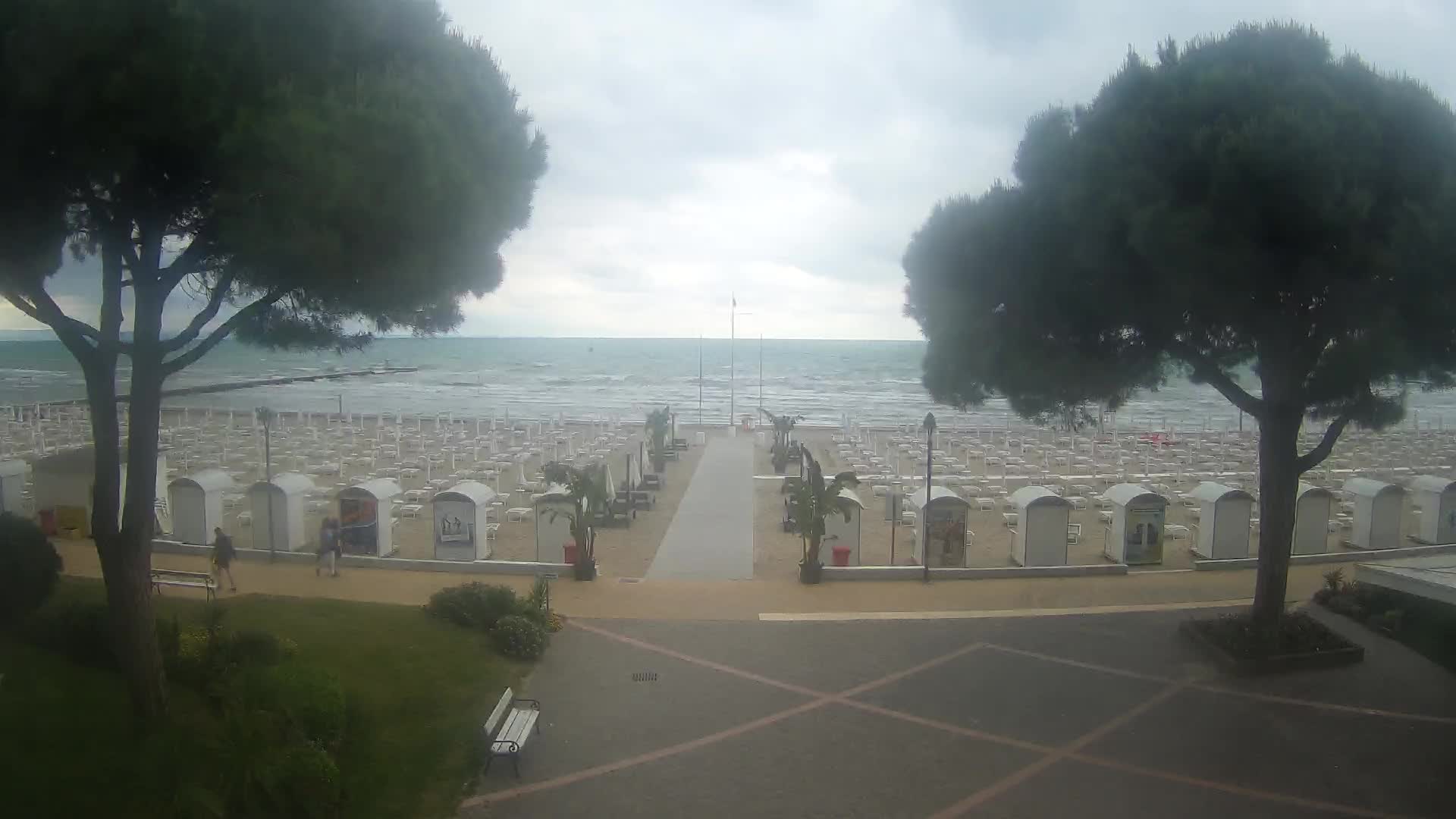 Gradež Vhod na Plažo: Pogled v Živo na Obalo