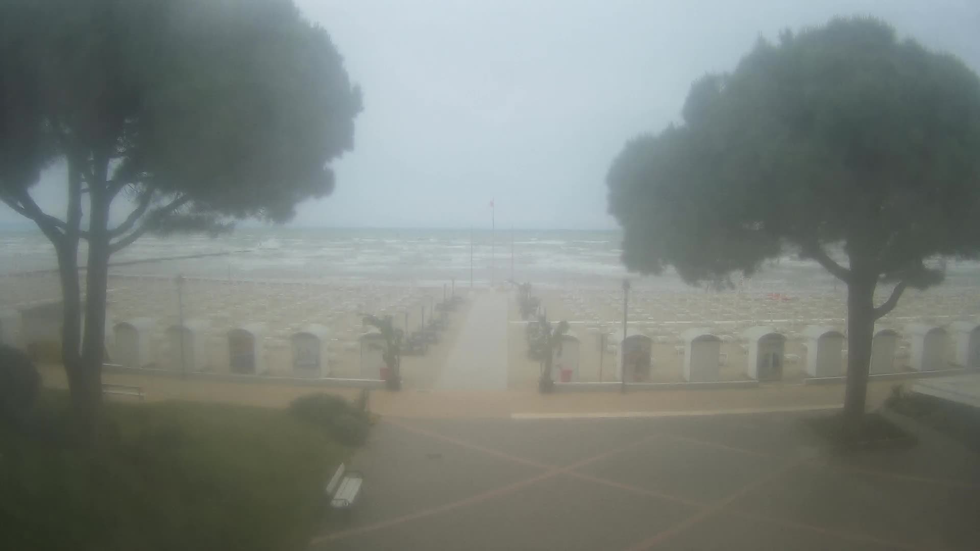 Gradež Vhod na Plažo: Pogled v Živo na Obalo