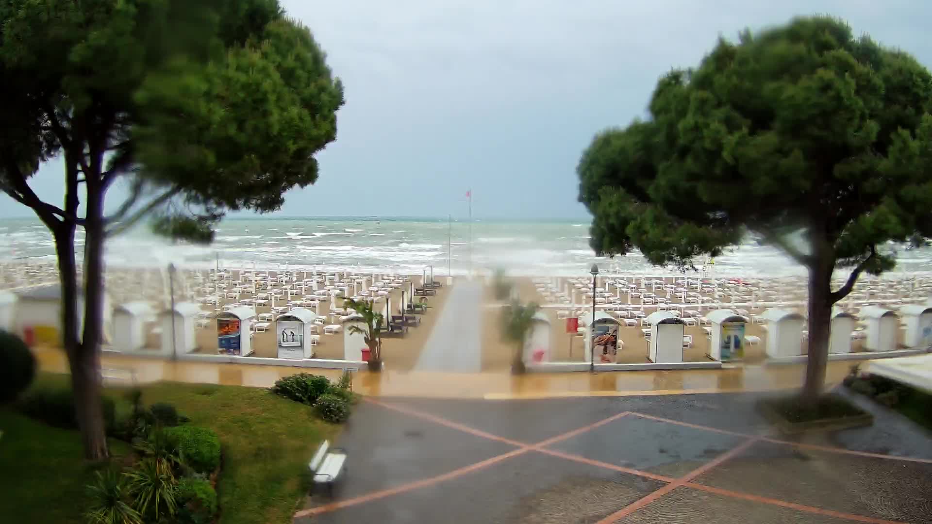 Gradež Vhod na Plažo: Pogled v Živo na Obalo