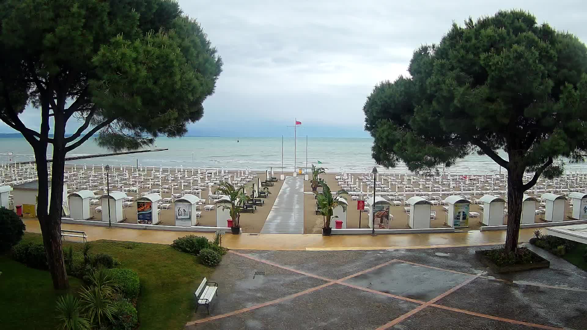 Gradež Vhod na Plažo: Pogled v Živo na Obalo
