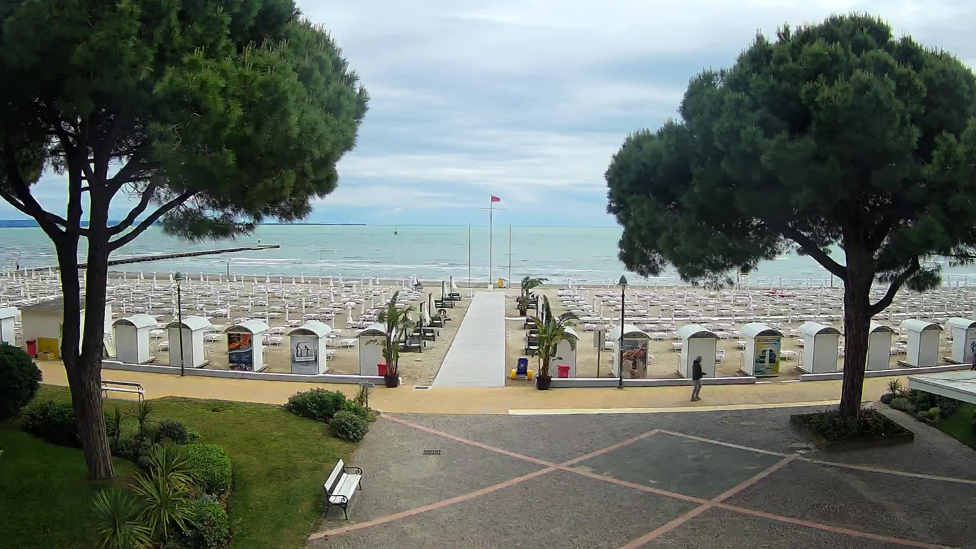 Gradež Vhod na Plažo: Pogled v Živo na Obalo