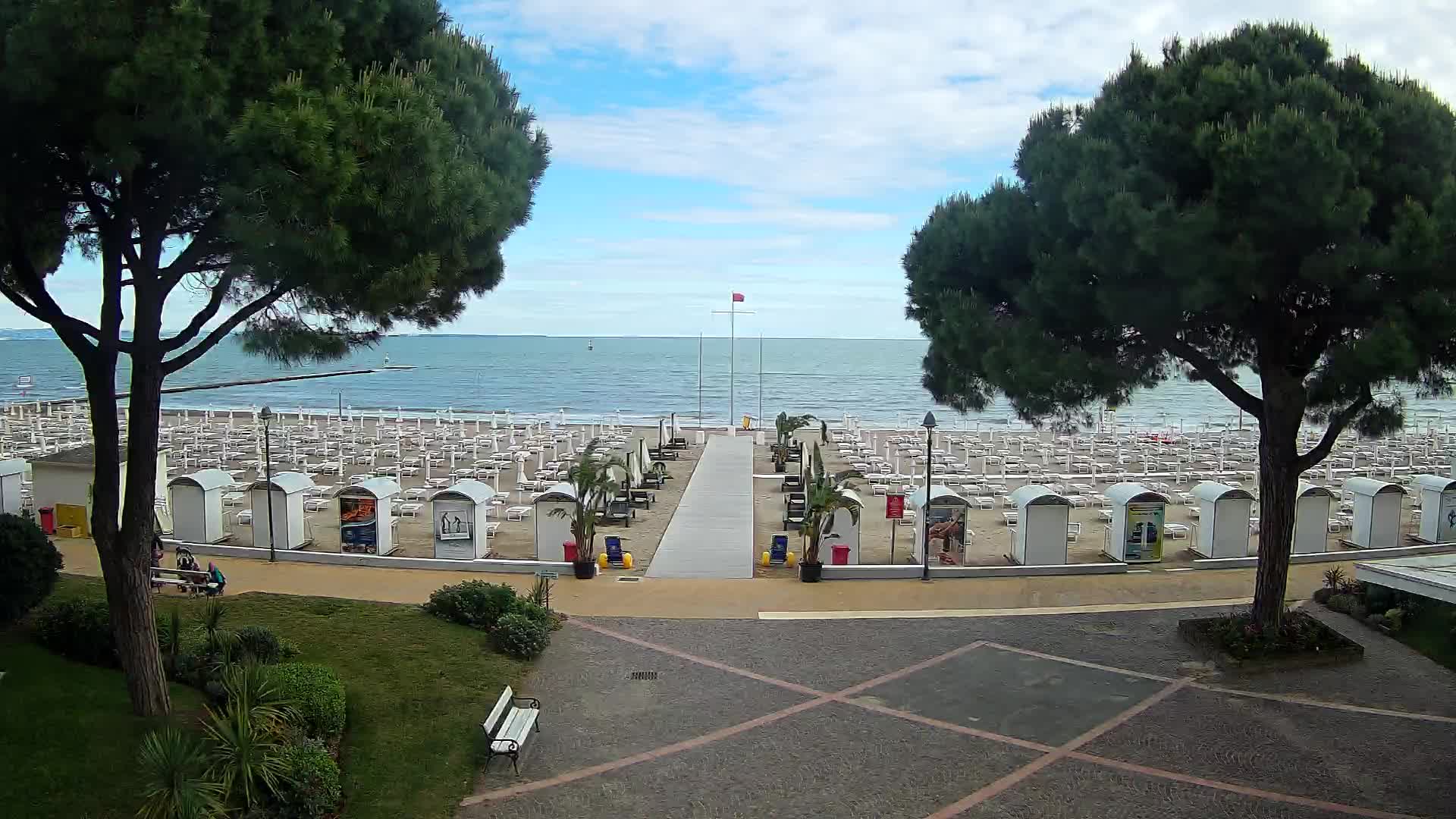 Gradež Vhod na Plažo: Pogled v Živo na Obalo