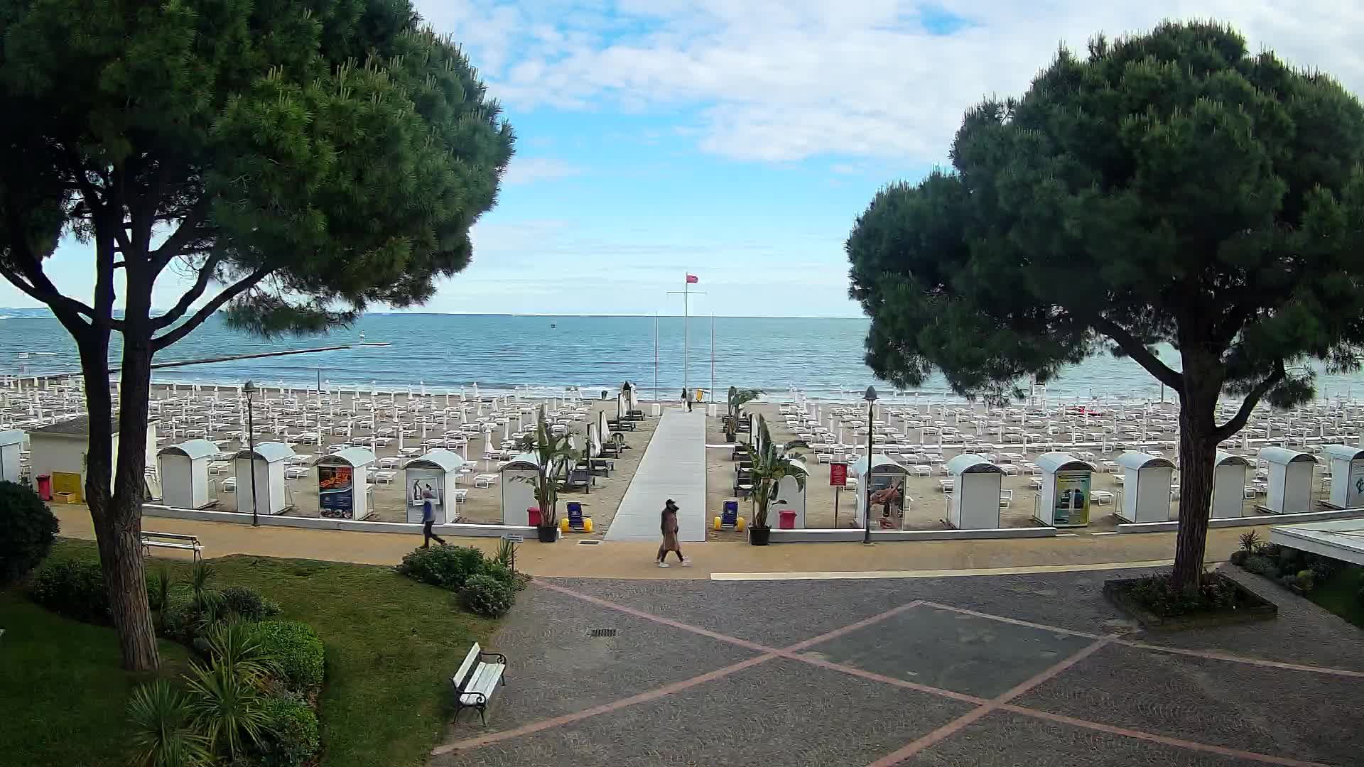 Gradež Vhod na Plažo: Pogled v Živo na Obalo