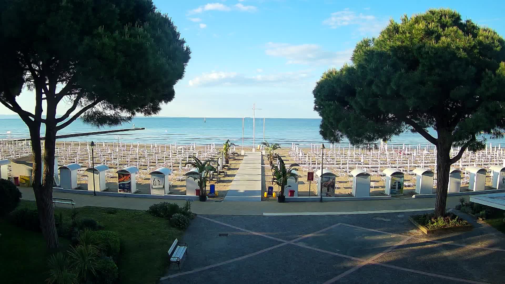 Gradež Vhod na Plažo: Pogled v Živo na Obalo