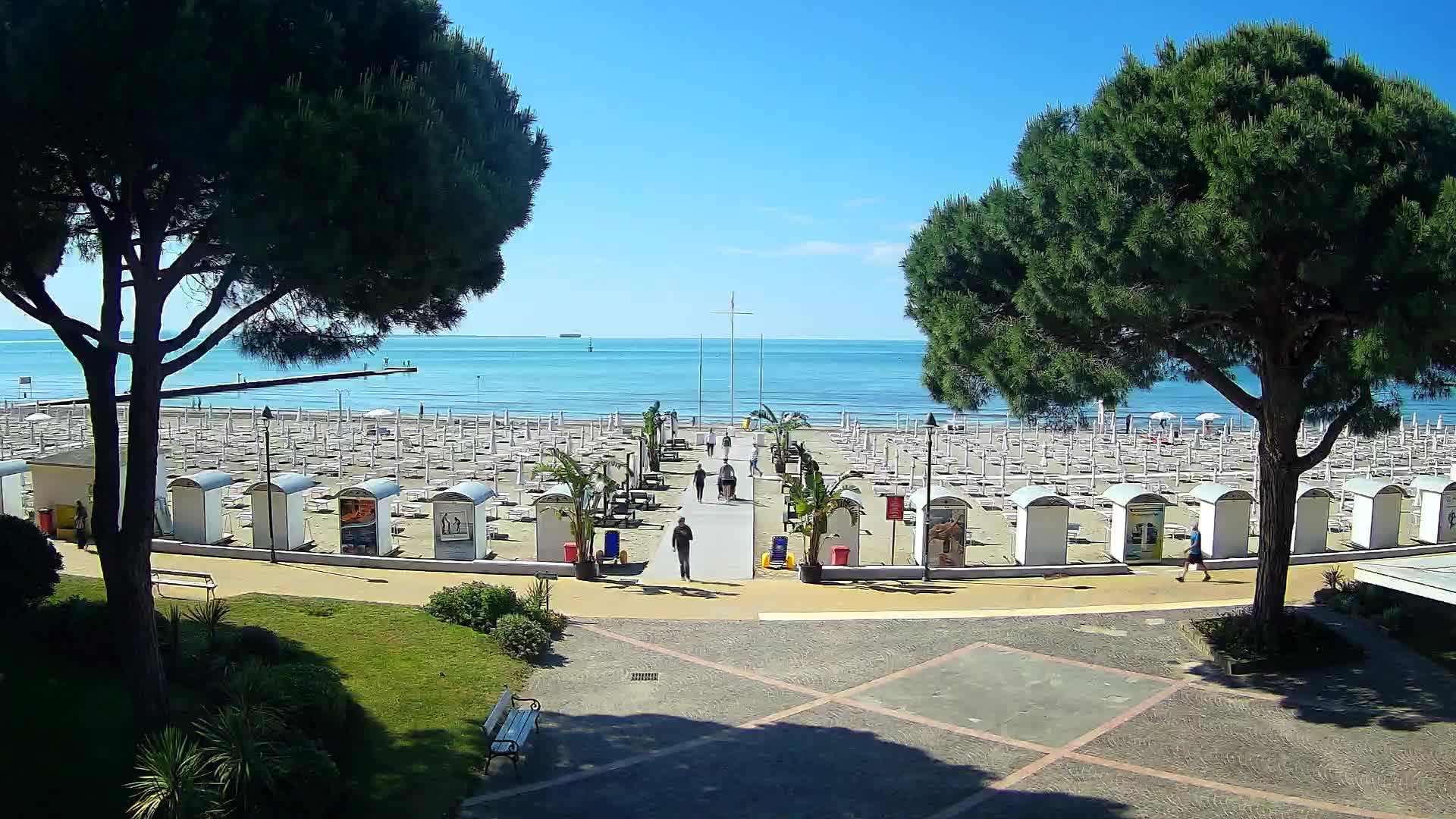 Gradež Vhod na Plažo: Pogled v Živo na Obalo