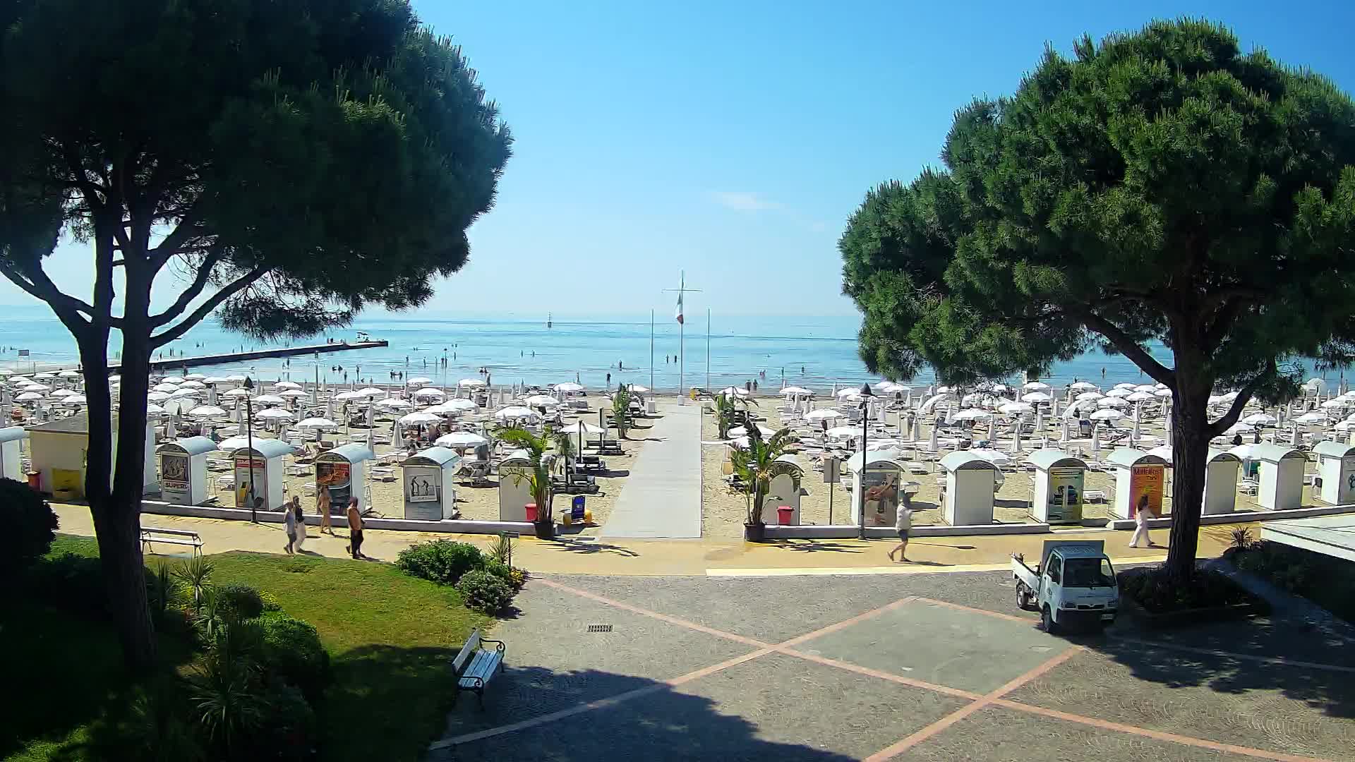 Gradež Vhod na Plažo: Pogled v Živo na Obalo