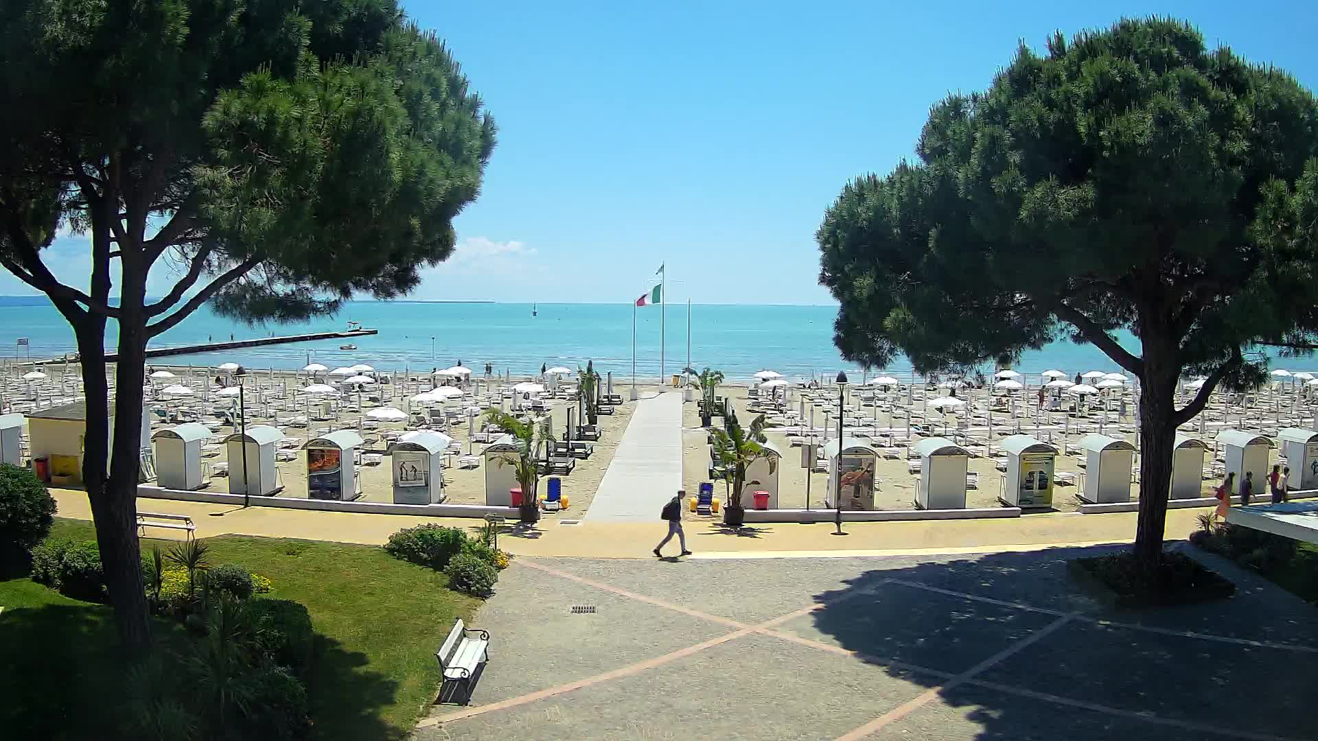 Gradež Vhod na Plažo: Pogled v Živo na Obalo