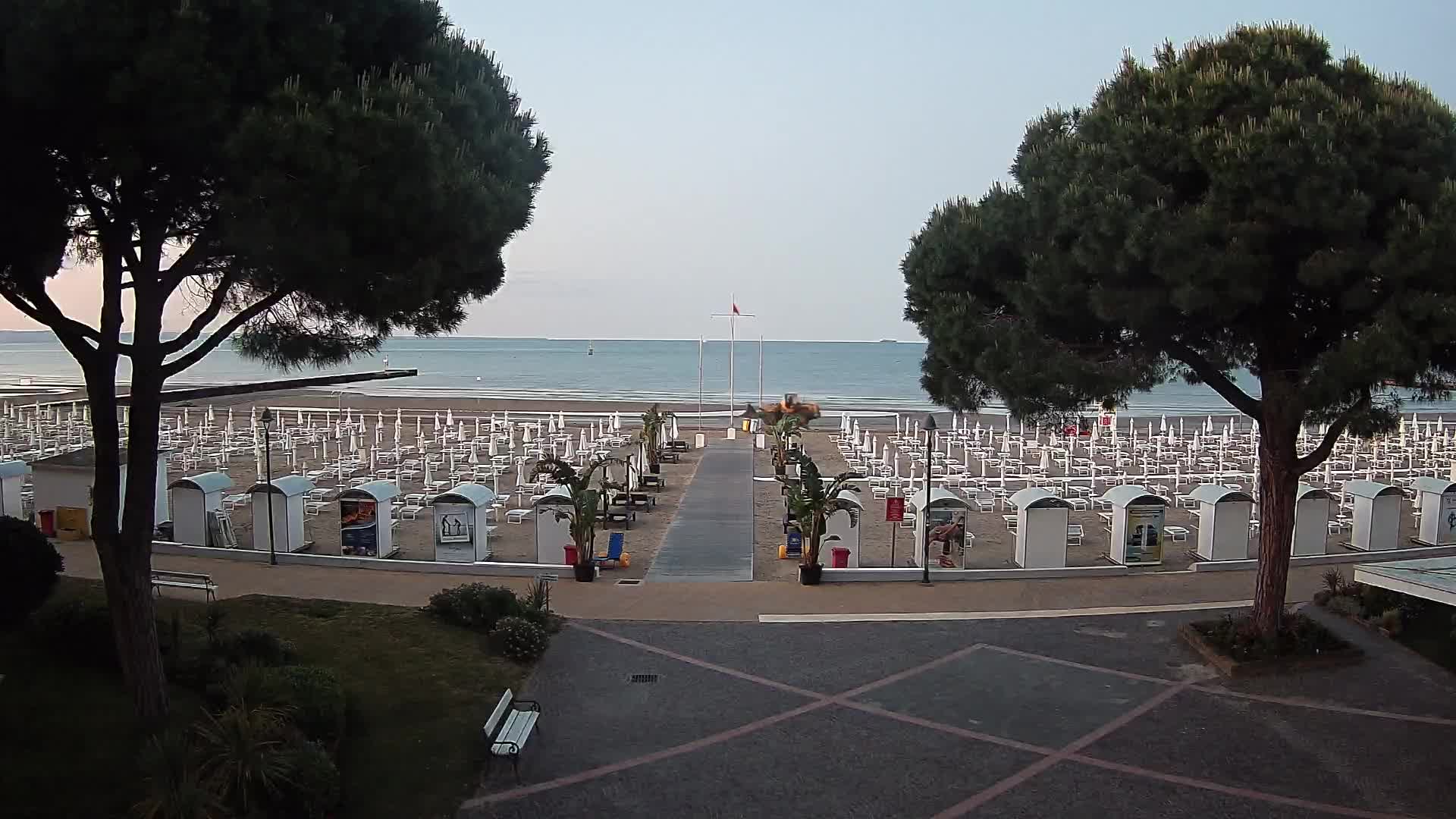 Gradež Vhod na Plažo: Pogled v Živo na Obalo