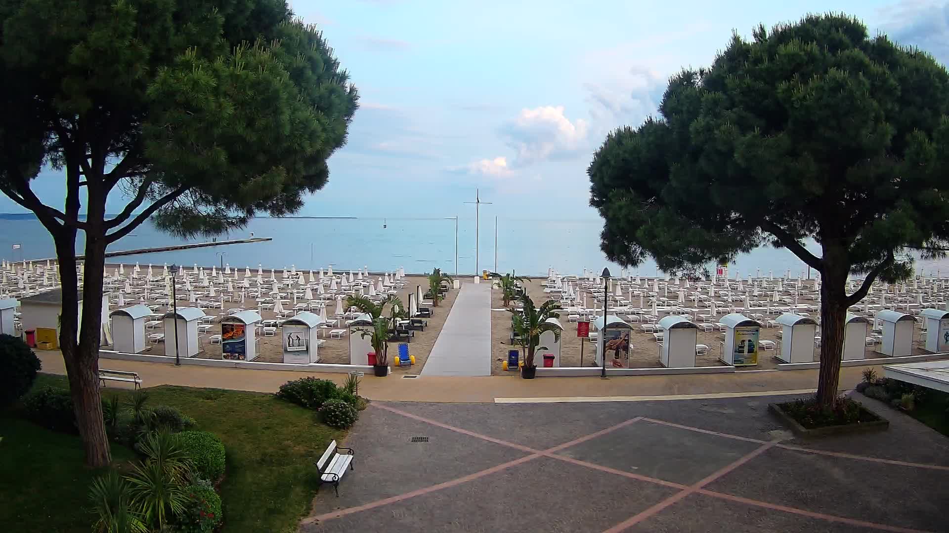 Gradež Vhod na Plažo: Pogled v Živo na Obalo