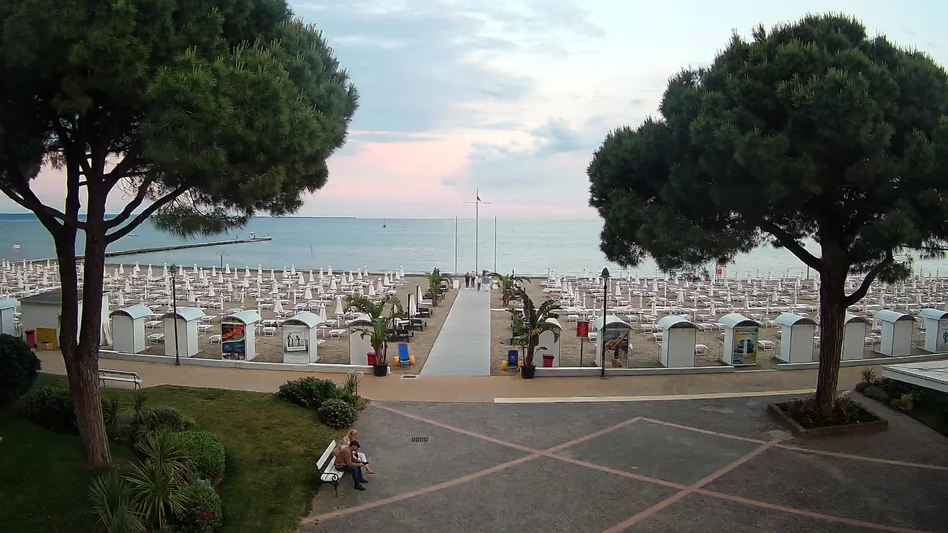 Gradež Vhod na Plažo: Pogled v Živo na Obalo